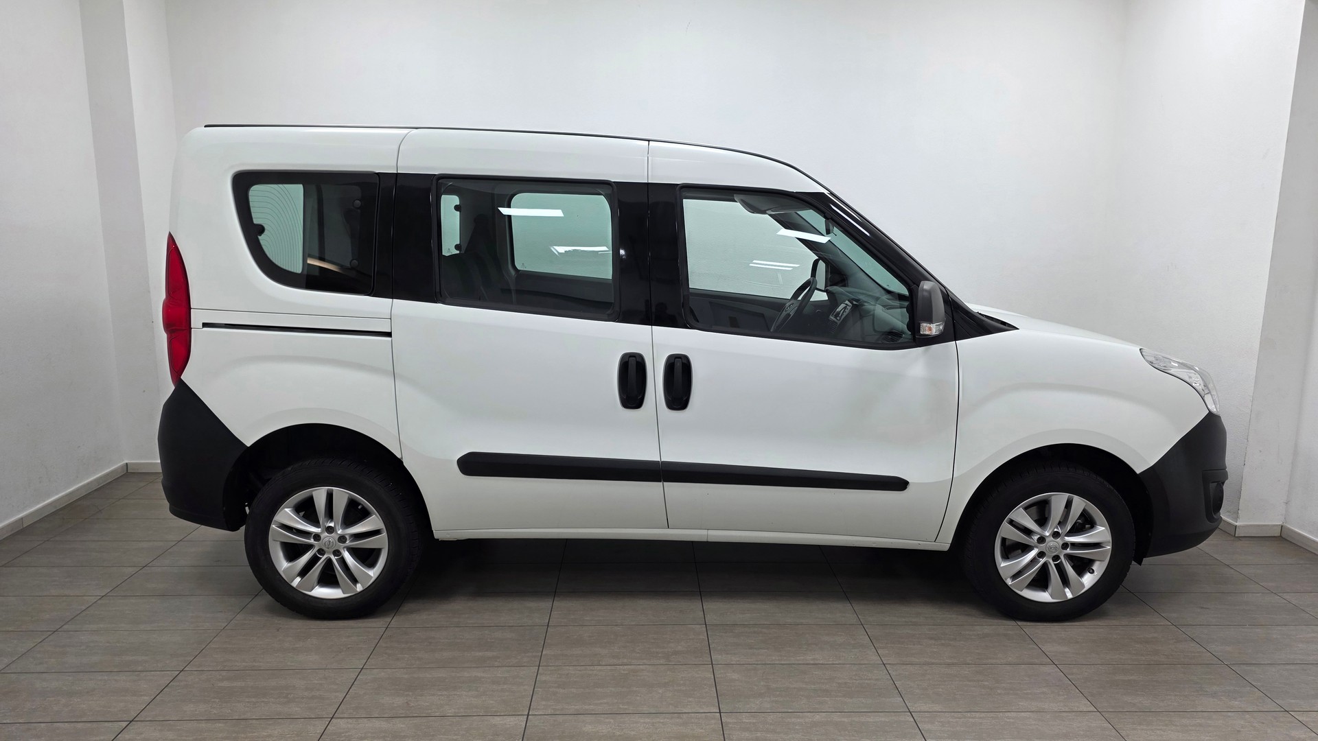 OPEL Combo 1.4 Turbo Cosmo L1H1-image-2