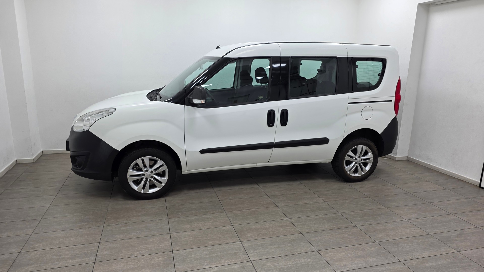 OPEL Combo 1.4 Turbo Cosmo L1H1-image-6