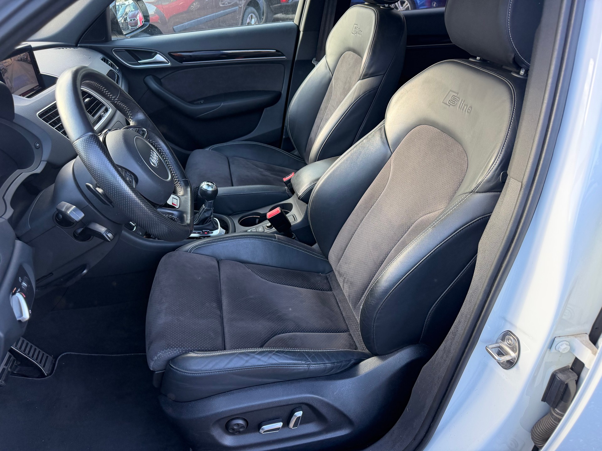 AUDI Q3 2.0 TFSI sport quattro S-tronic-image-11