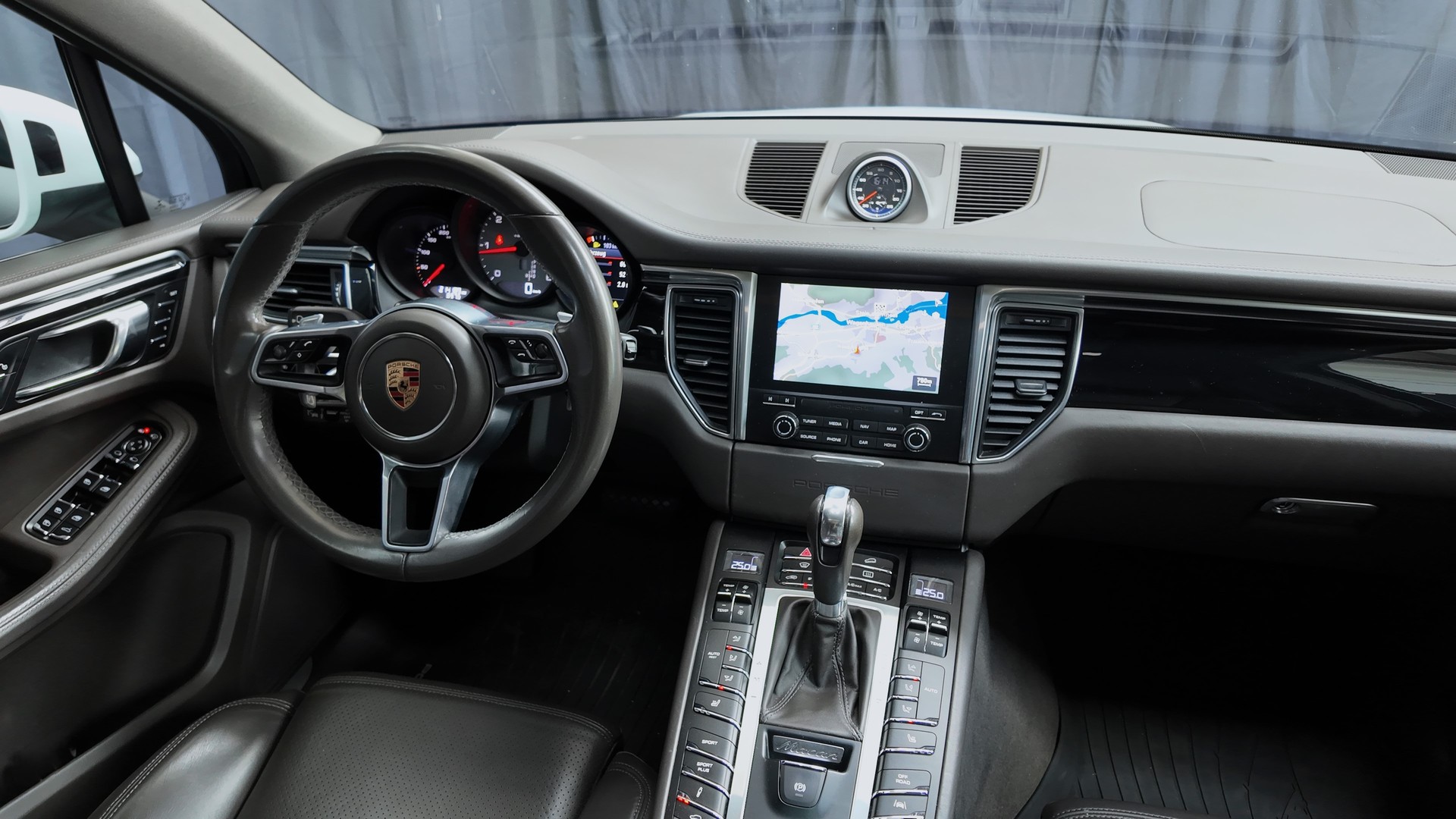 PORSCHE Macan S Diesel PDK Sport Chrono-image-7