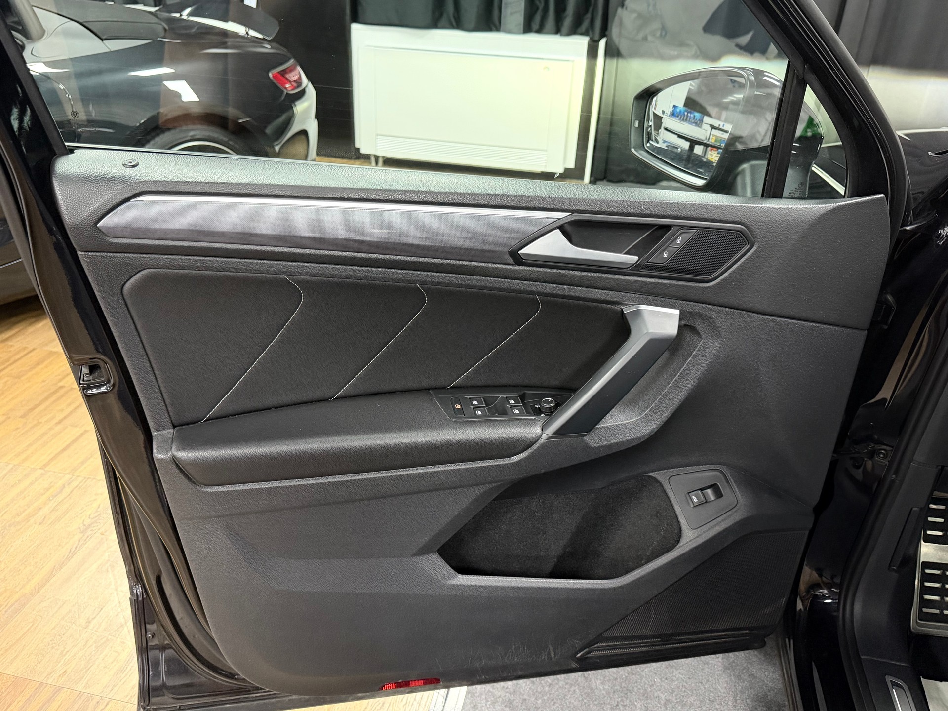 VW Tiguan 2.0TSI R-Line 4Motion DSG-image-9