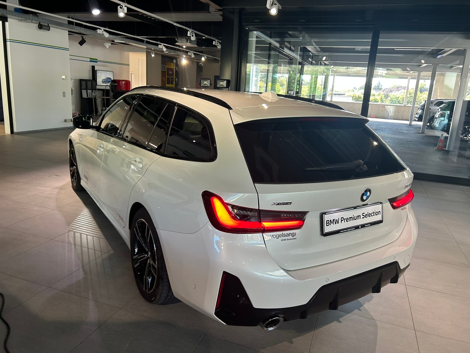 BMW 320d xDrive 48V Touring Steptronic M Sport-image-8