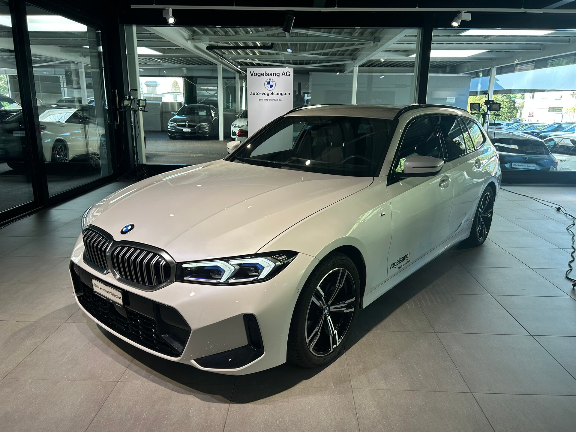BMW 320d xDrive 48V Touring Steptronic M Sport-image-2