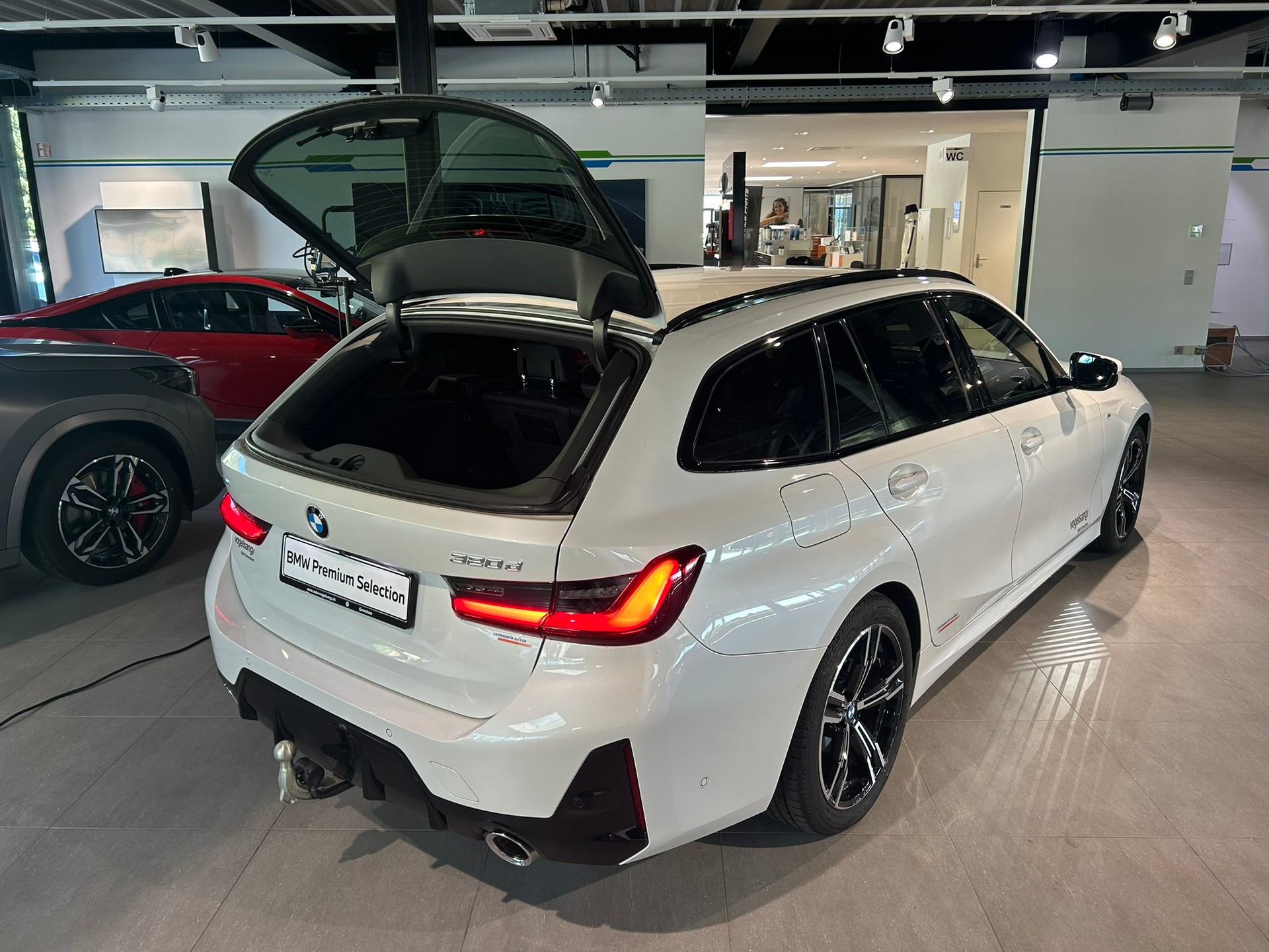 BMW 320d xDrive 48V Touring Steptronic M Sport-image-11