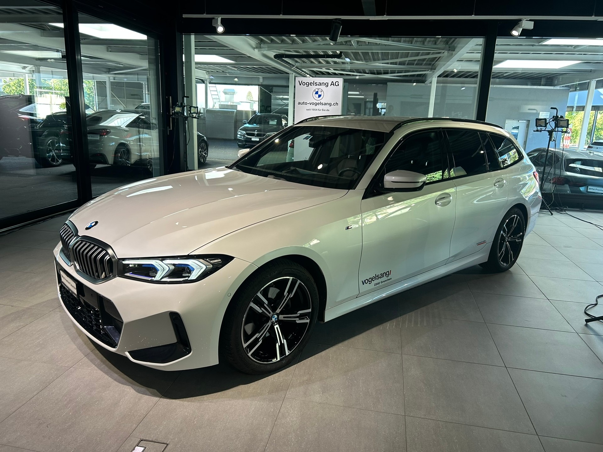 BMW 320d xDrive 48V Touring Steptronic M Sport-image-1