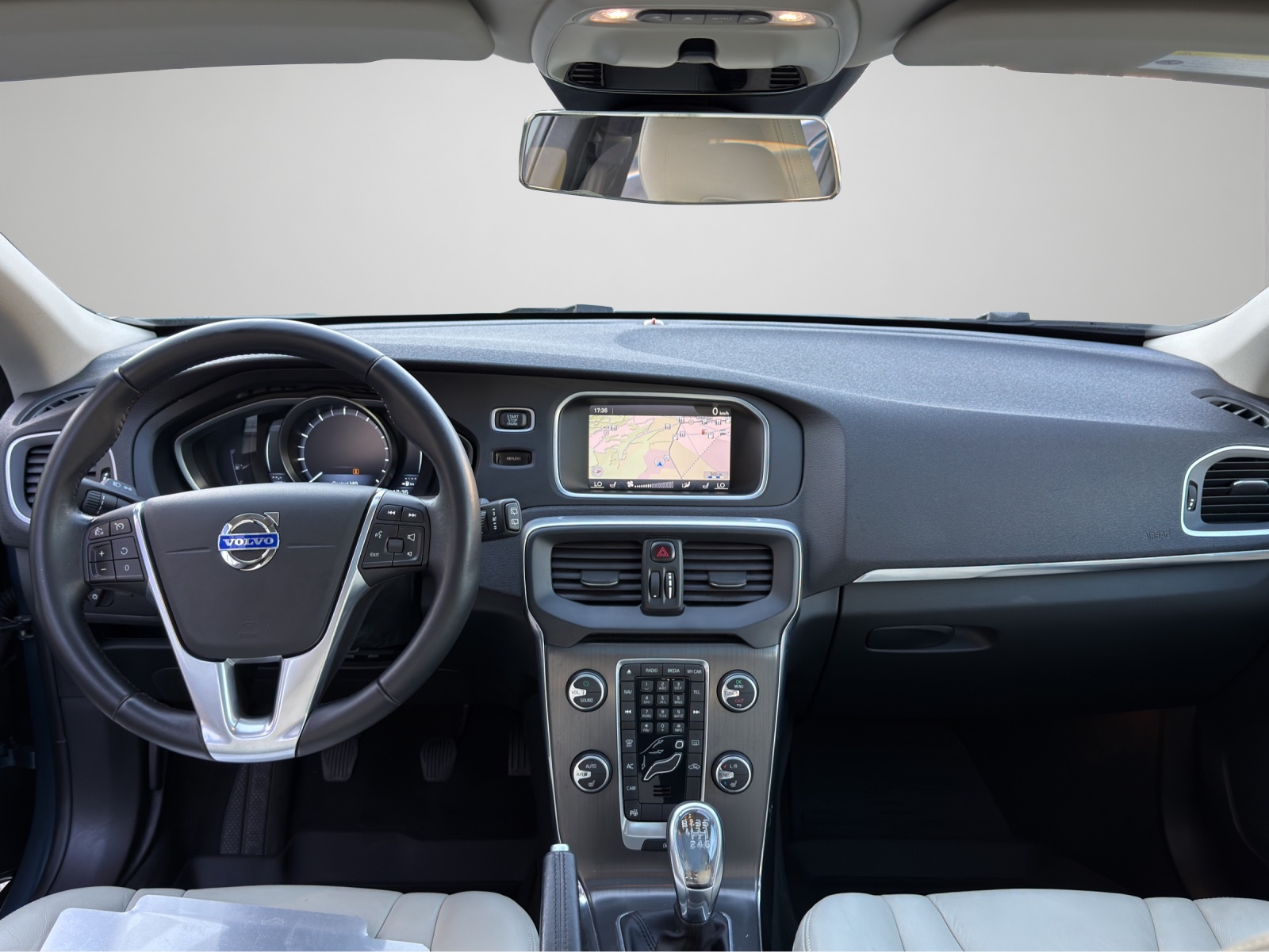 VOLVO V40 1.6 T4 Summum S/S-image-16