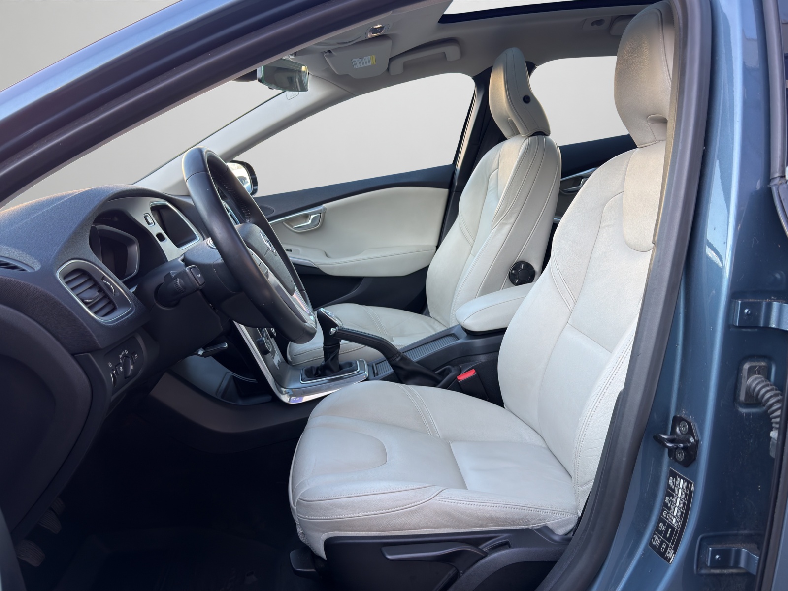 VOLVO V40 1.6 T4 Summum S/S-image-12