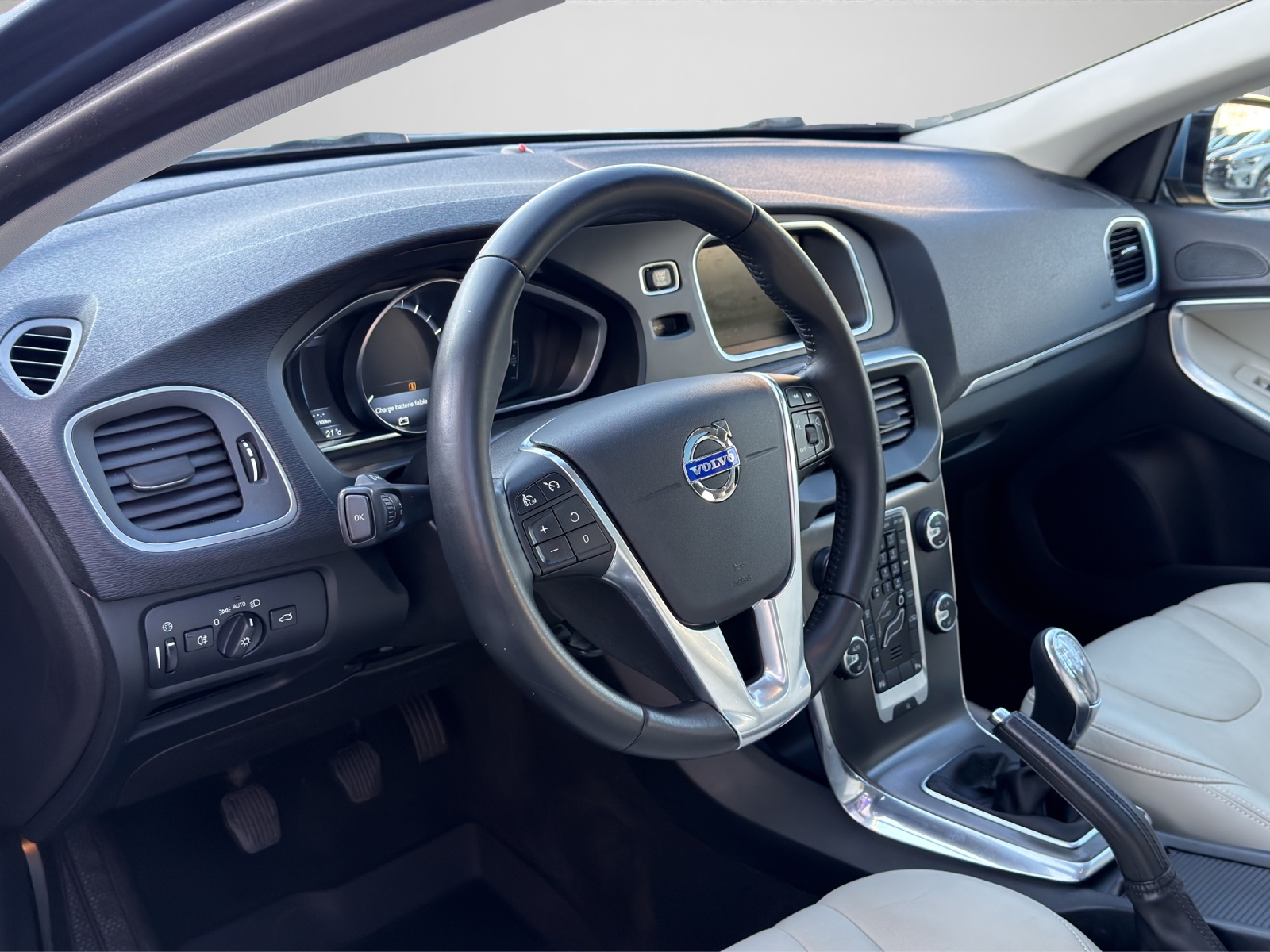 VOLVO V40 1.6 T4 Summum S/S-image-11