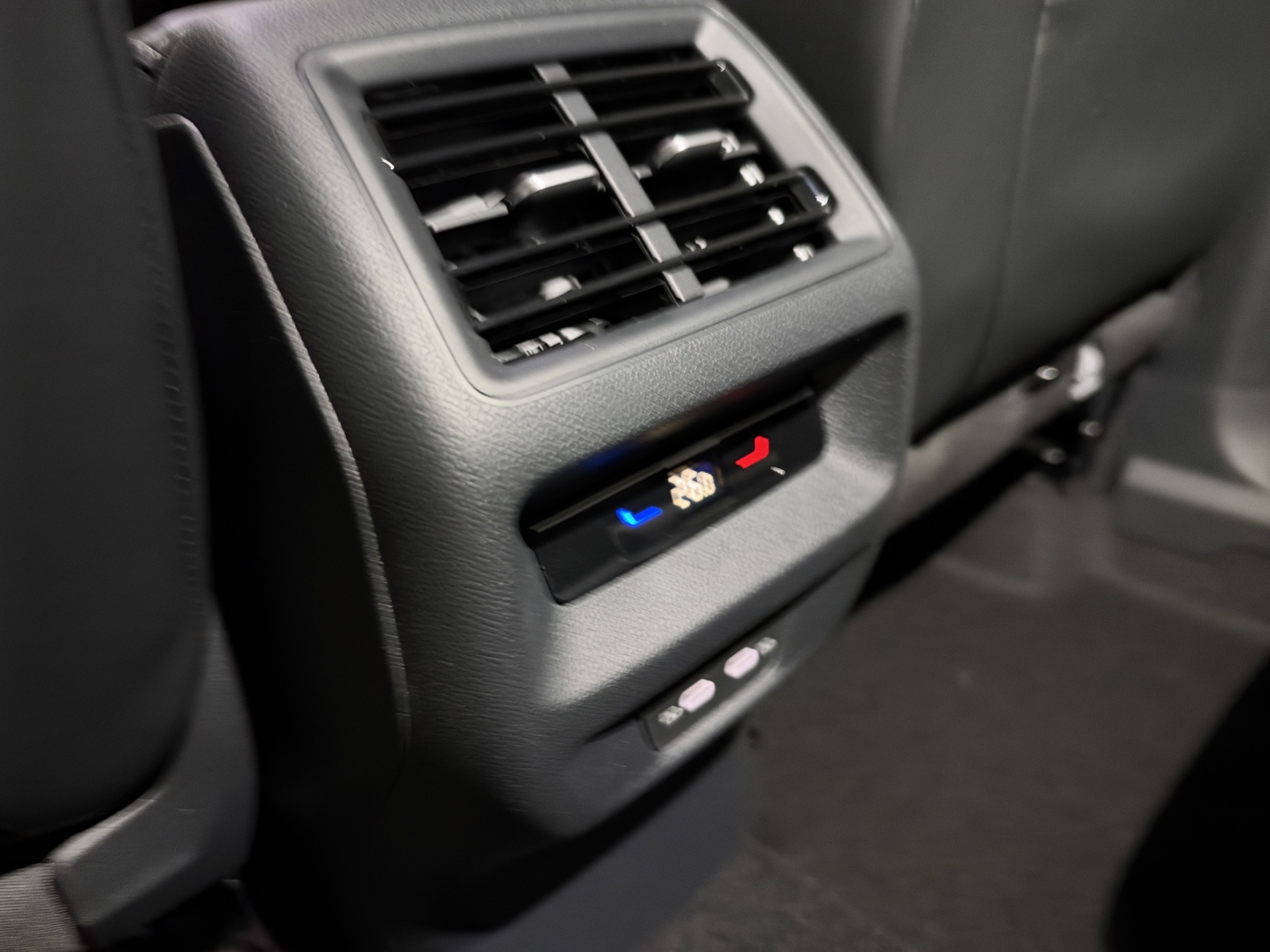 VW Tiguan EDITION 20 UNITED-image-14