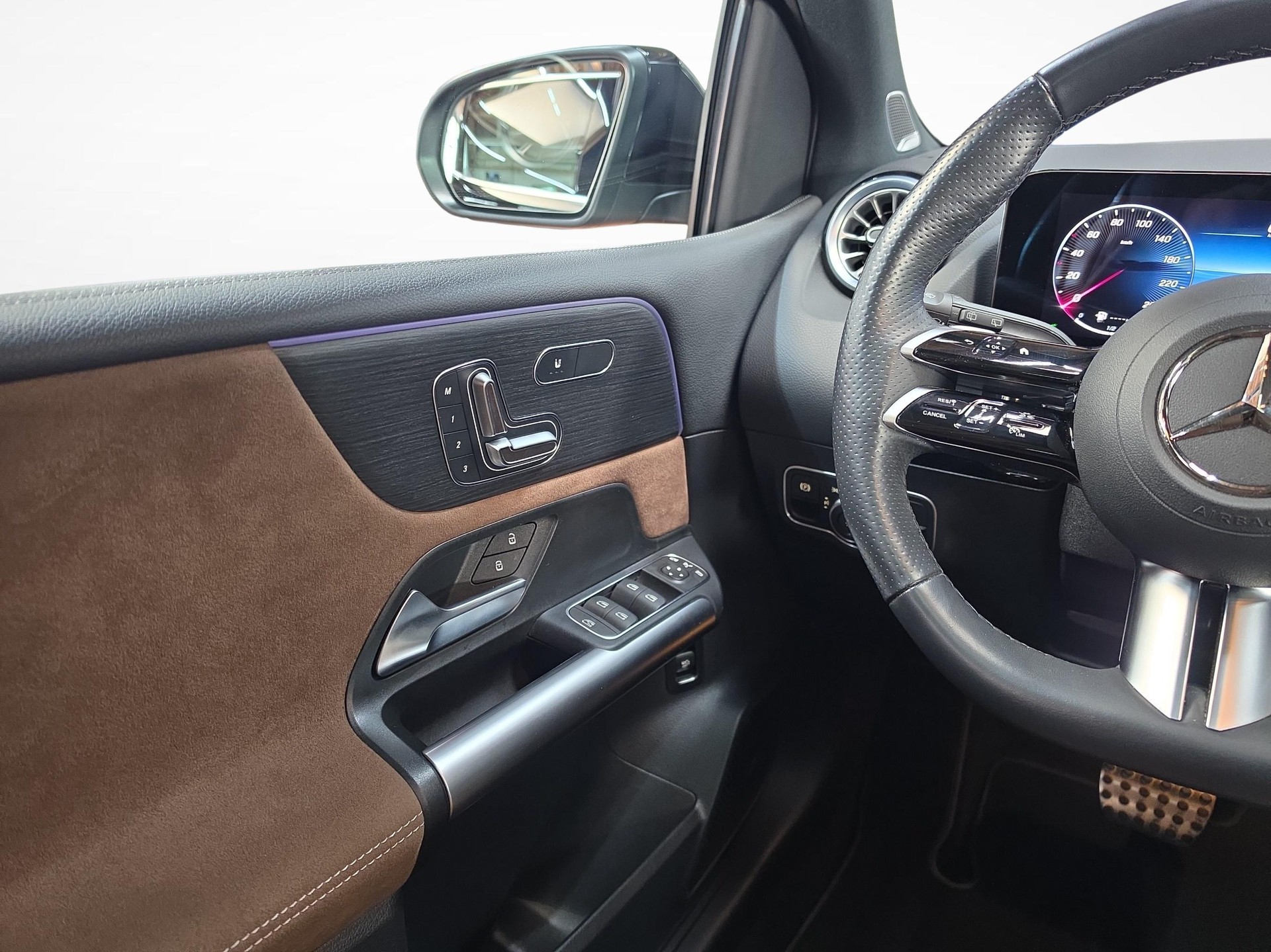 MERCEDES-BENZ B 250 4MATIC AMG Line-image-7