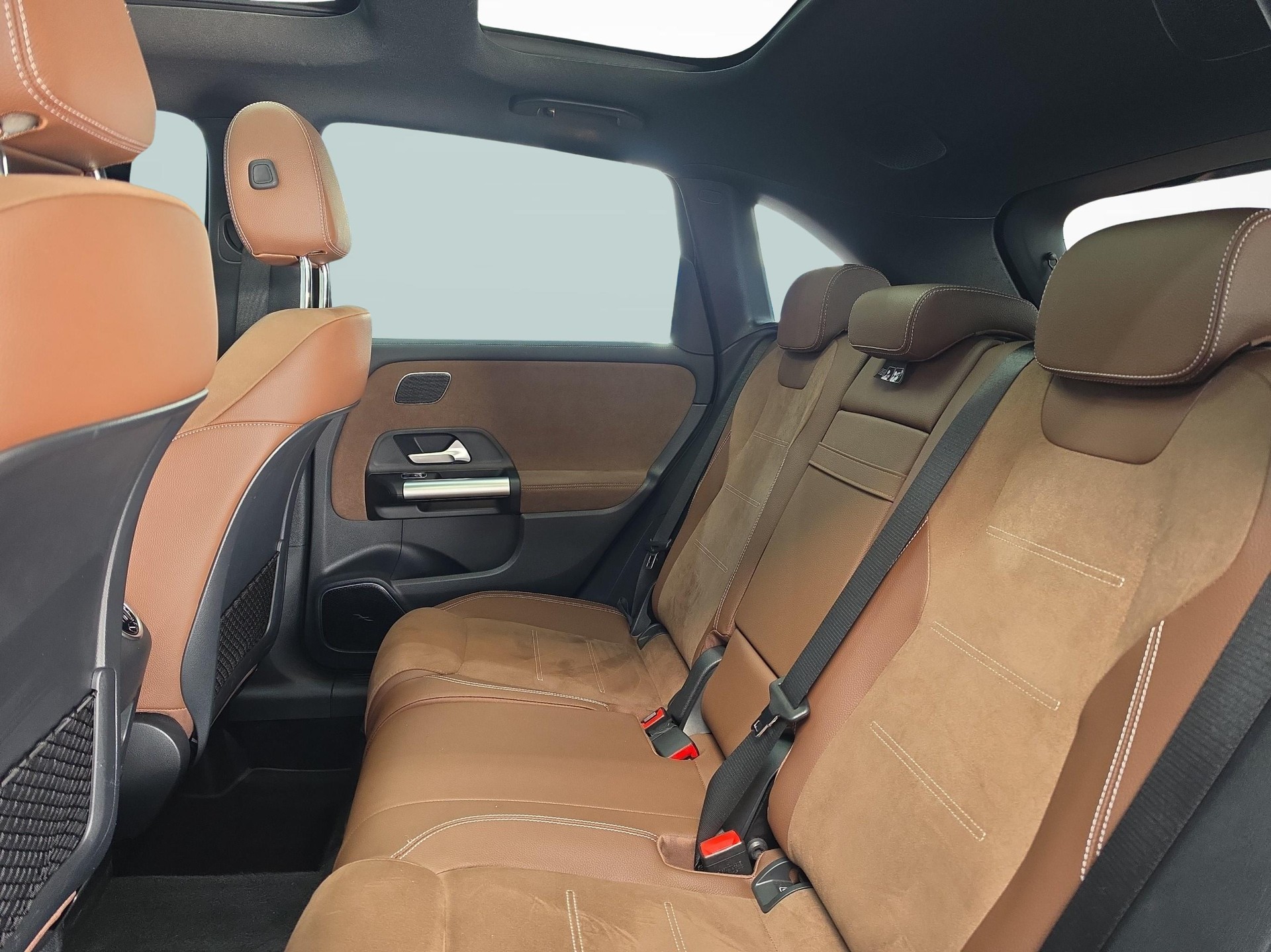 MERCEDES-BENZ B 250 4MATIC AMG Line-image-12