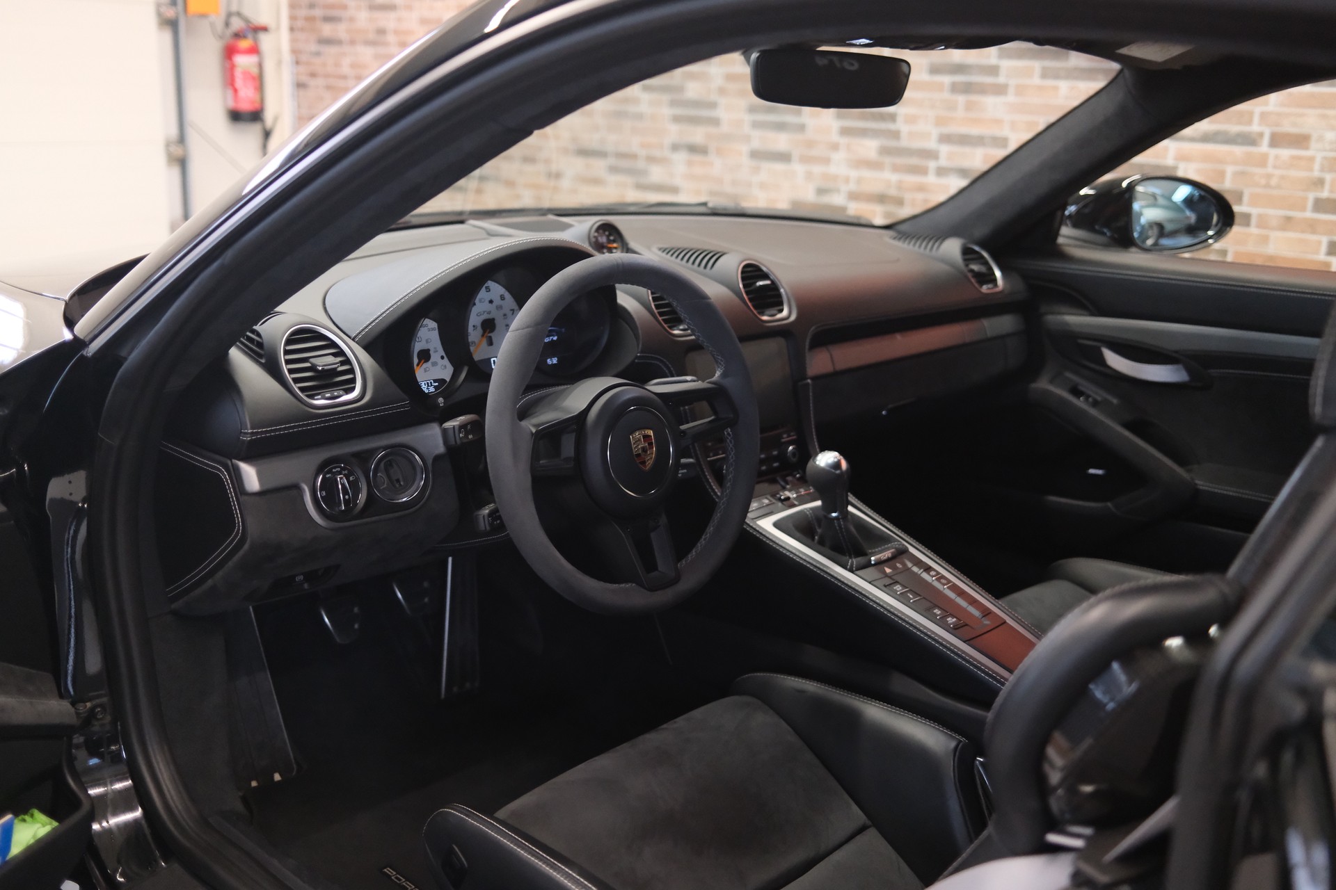 PORSCHE 718 Cayman GT4-image-8