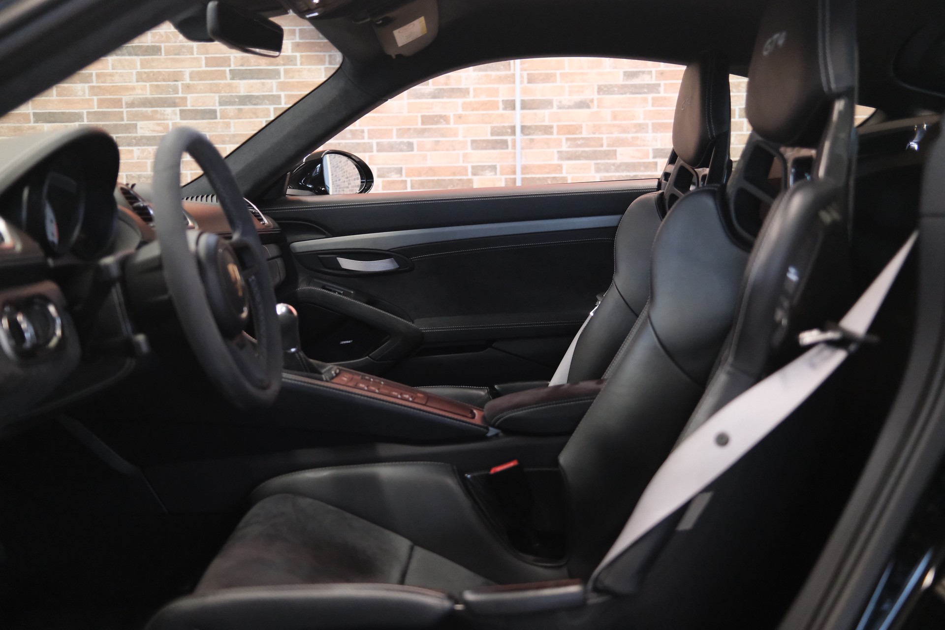 PORSCHE 718 Cayman GT4-image-10