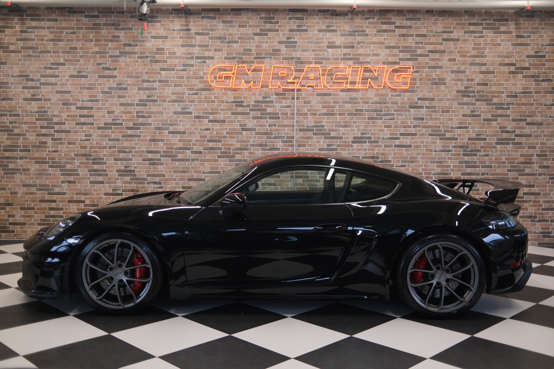 PORSCHE 718 Cayman GT4-image-1