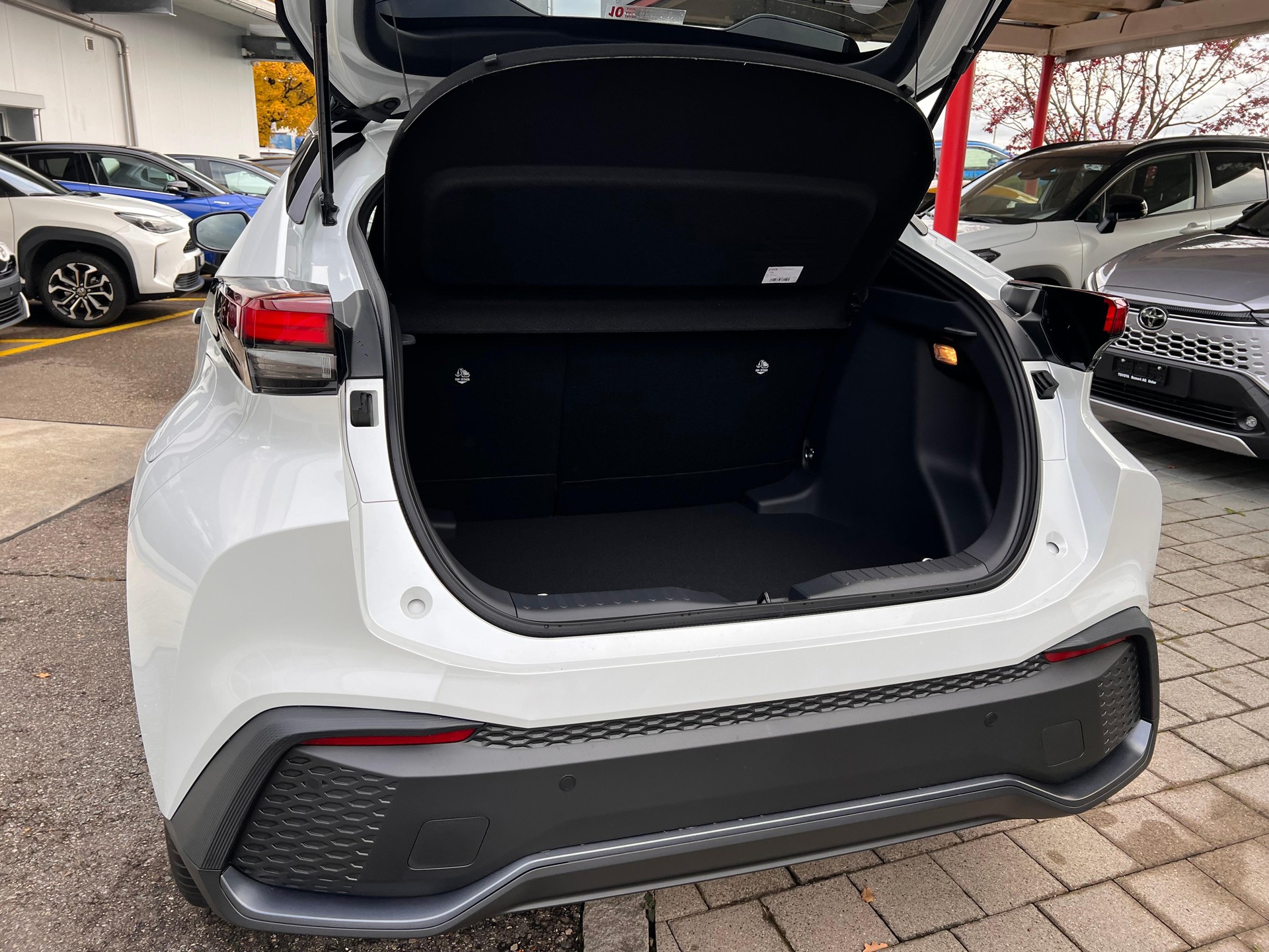 TOYOTA C-HR 1.8 HEV Trend-image-6