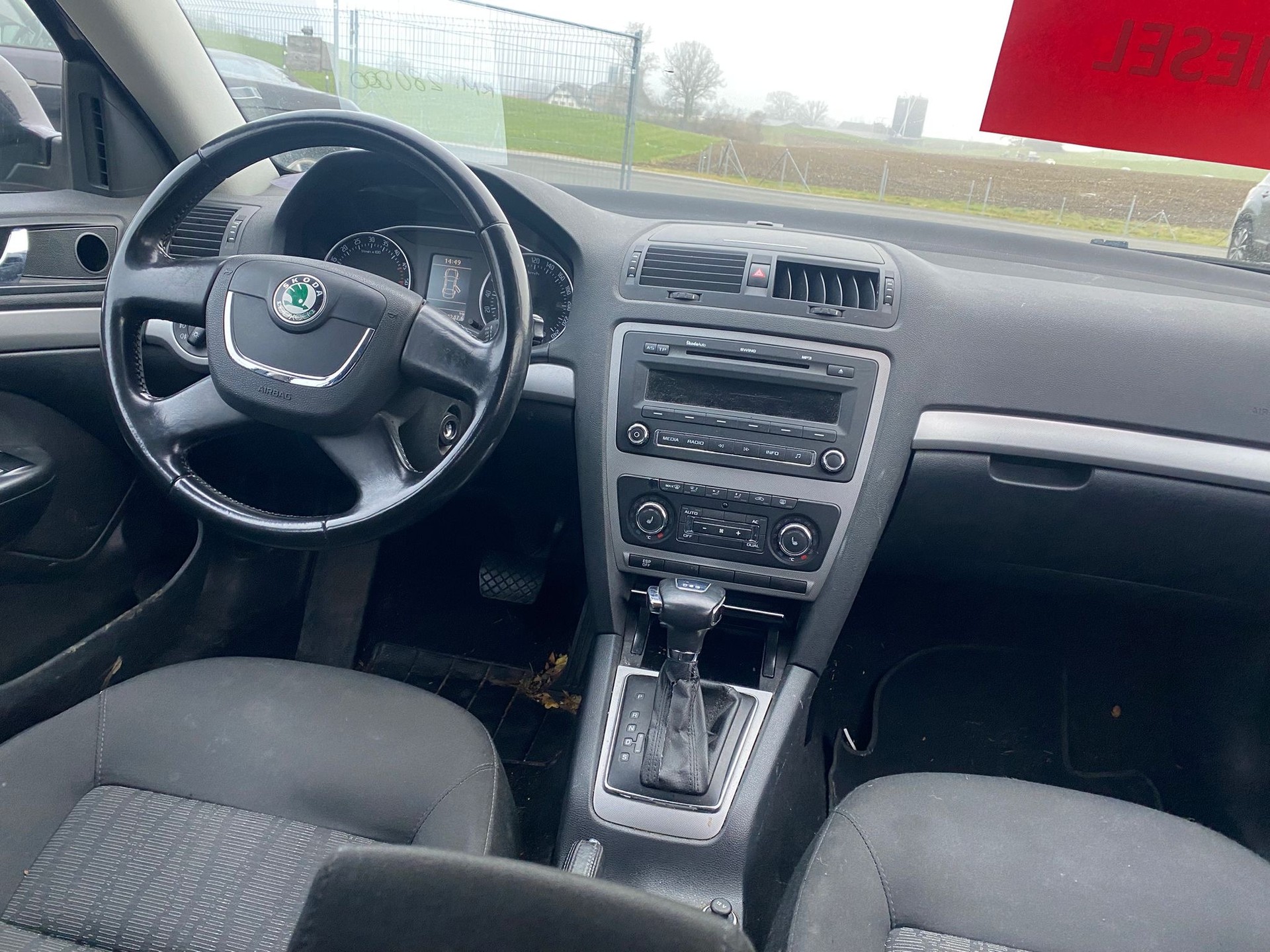 SKODA Octavia Combi 2.0 TDI Elegance DSG-image-8
