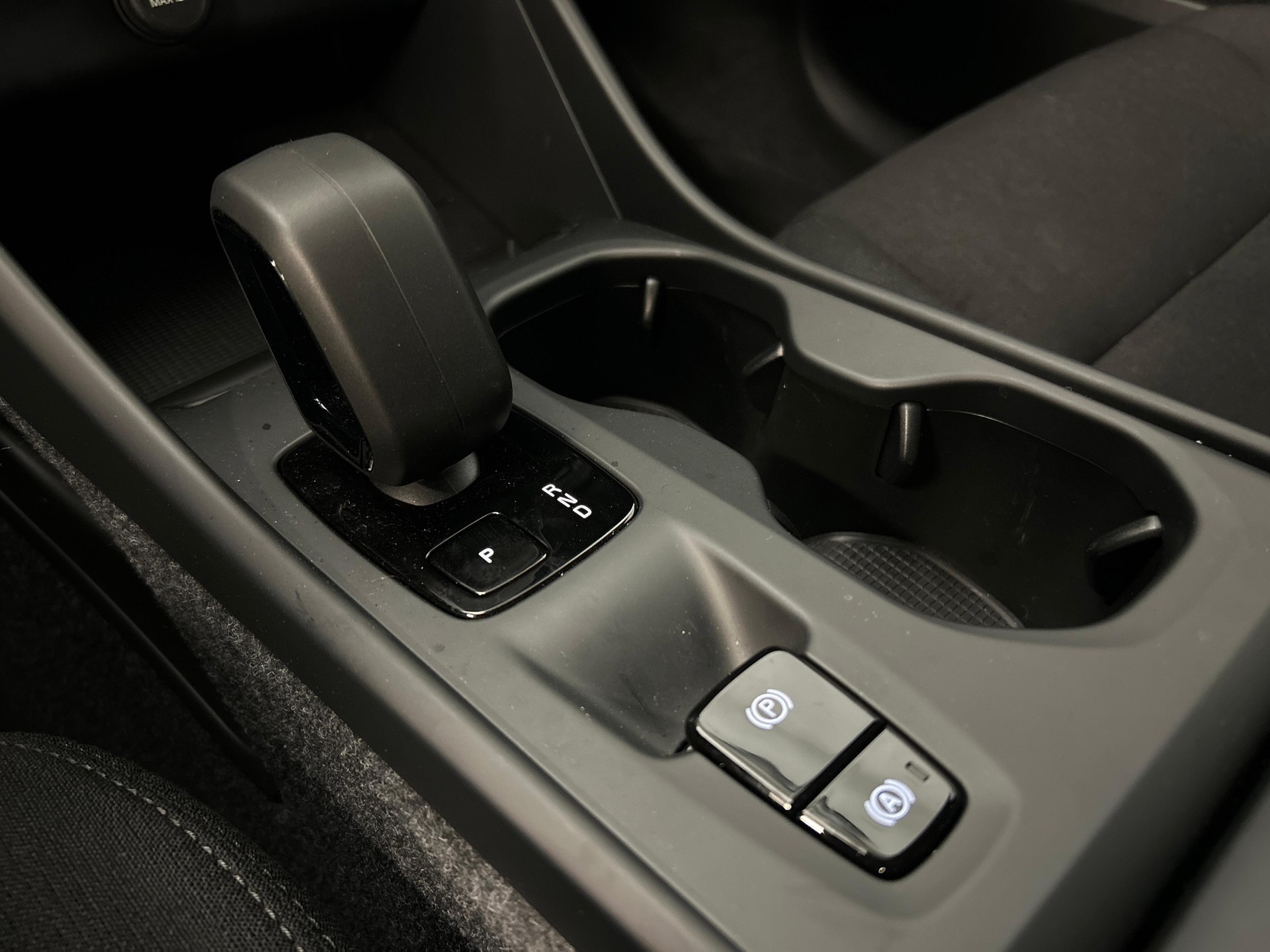 VOLVO XC40 2.0 B3 MH Essential-image-12