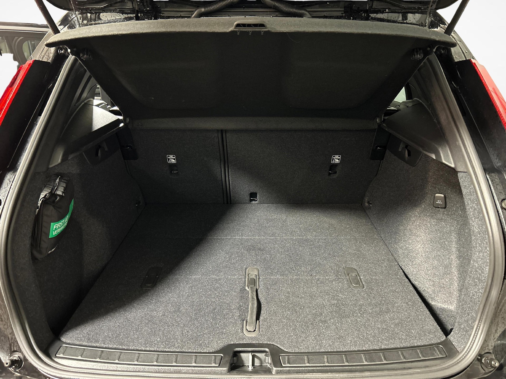 VOLVO XC40 2.0 B3 MH Essential-image-10