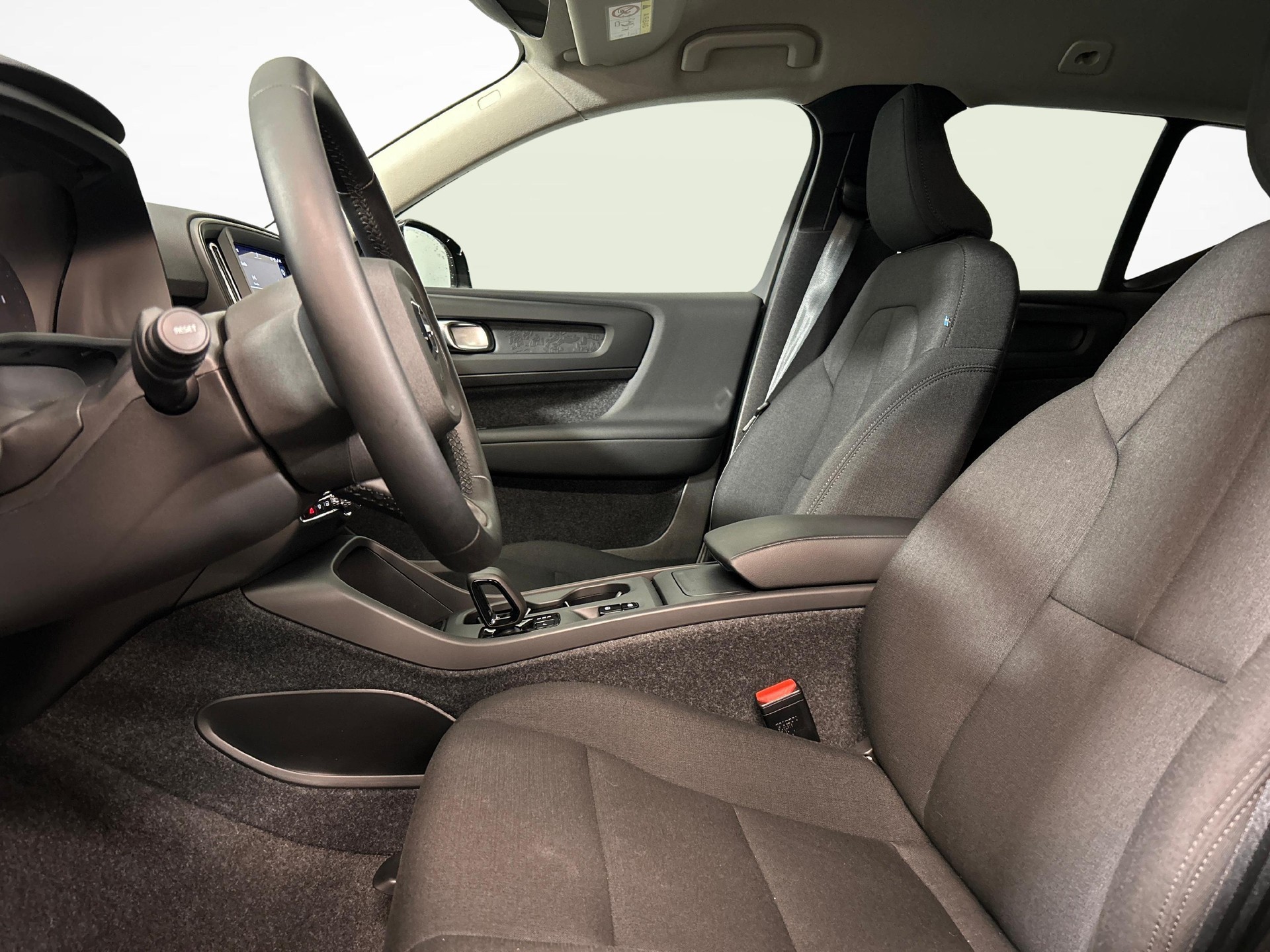 VOLVO XC40 2.0 B3 MH Essential-image-2