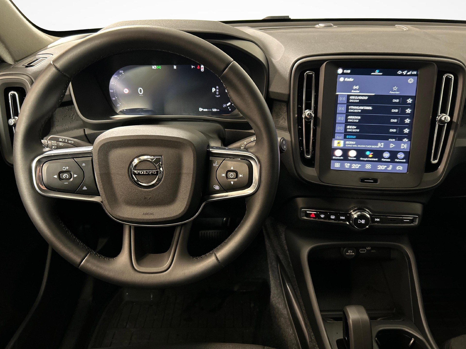 VOLVO XC40 2.0 B3 MH Essential-image-5