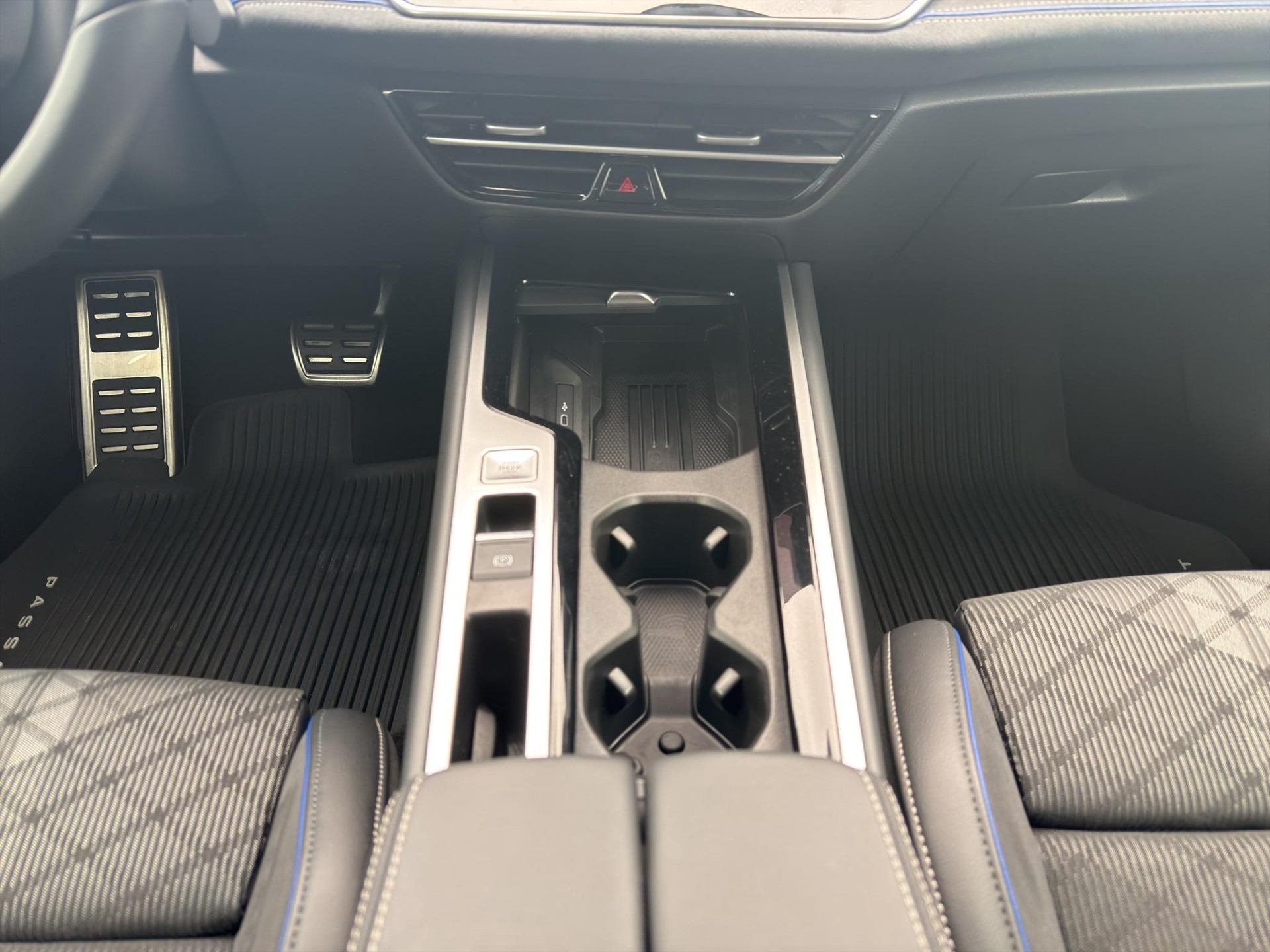 VW Passat Variant 2.0 TDI R-Line DSG 4motion-image-16