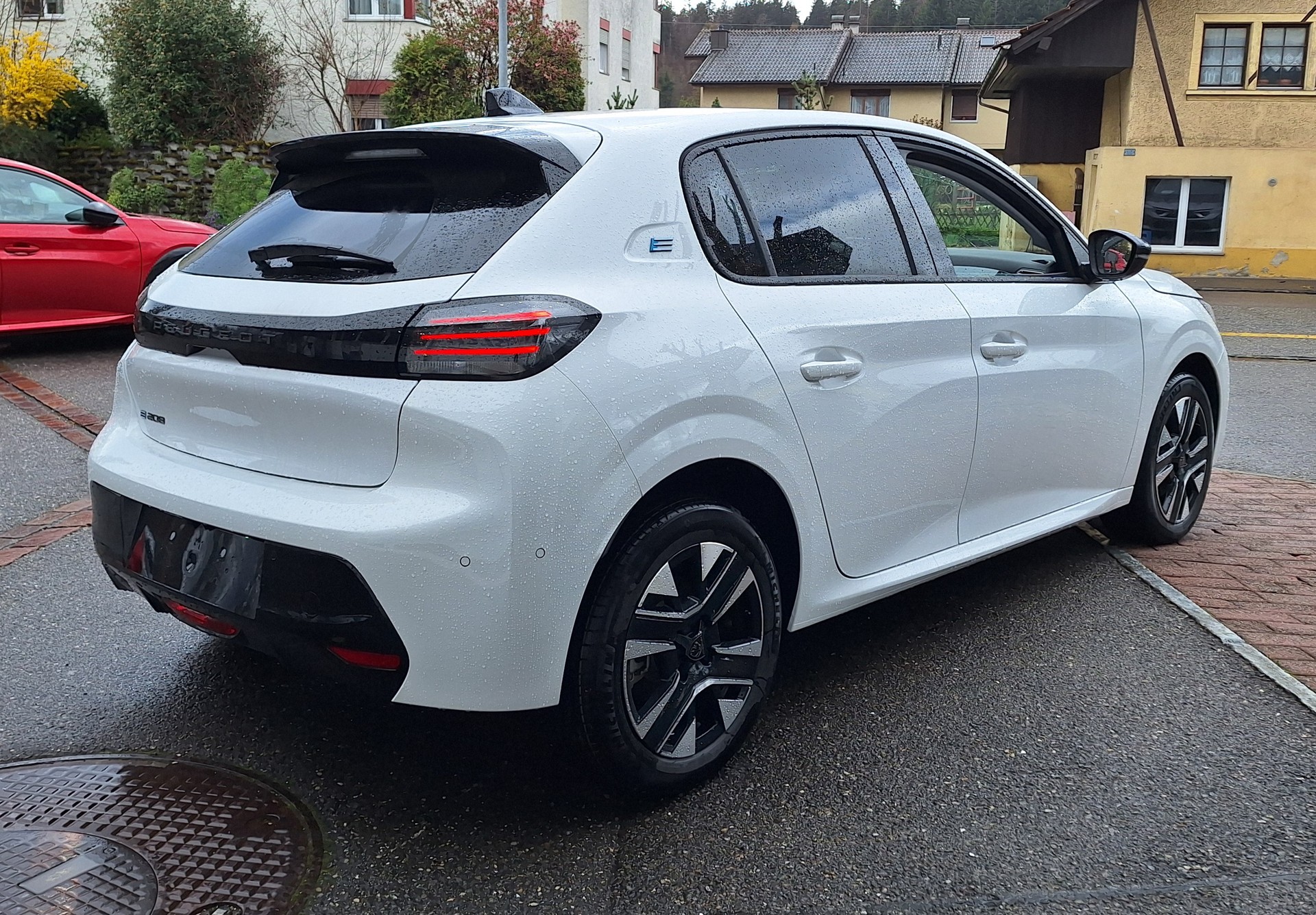 PEUGEOT e-208 Allure Helvetia (440)-image-2