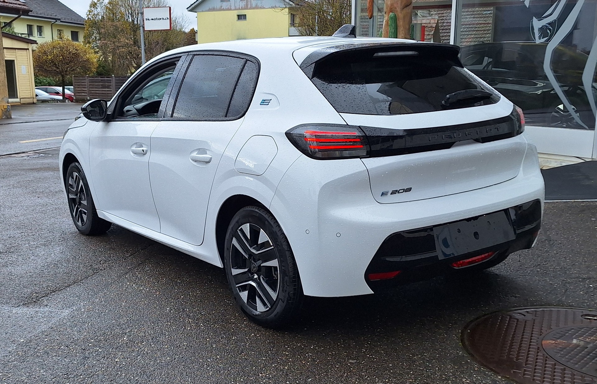 PEUGEOT e-208 Allure Helvetia (440)-image-1