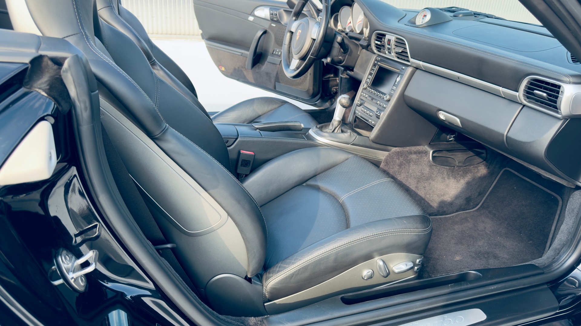 PORSCHE 911 Cabrio Turbo-image-7