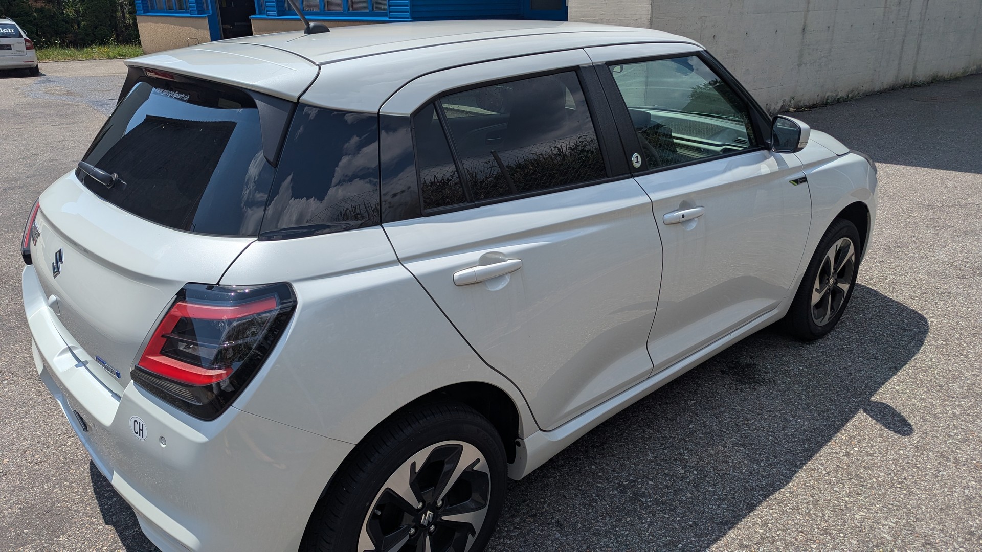 SUZUKI Swift 1.2 1st Edition Hybrid 4x4-image-2