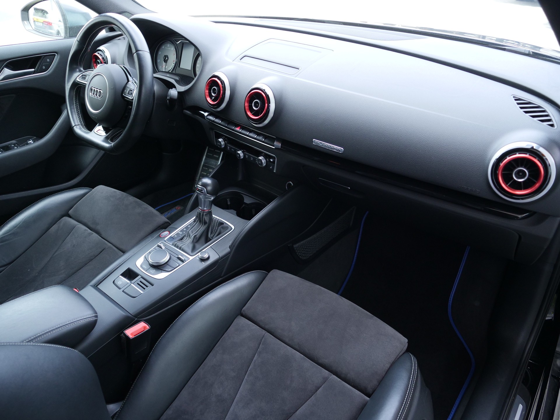 AUDI S3 Sportback 2.0 TFSI quattro S-tronic-image-8