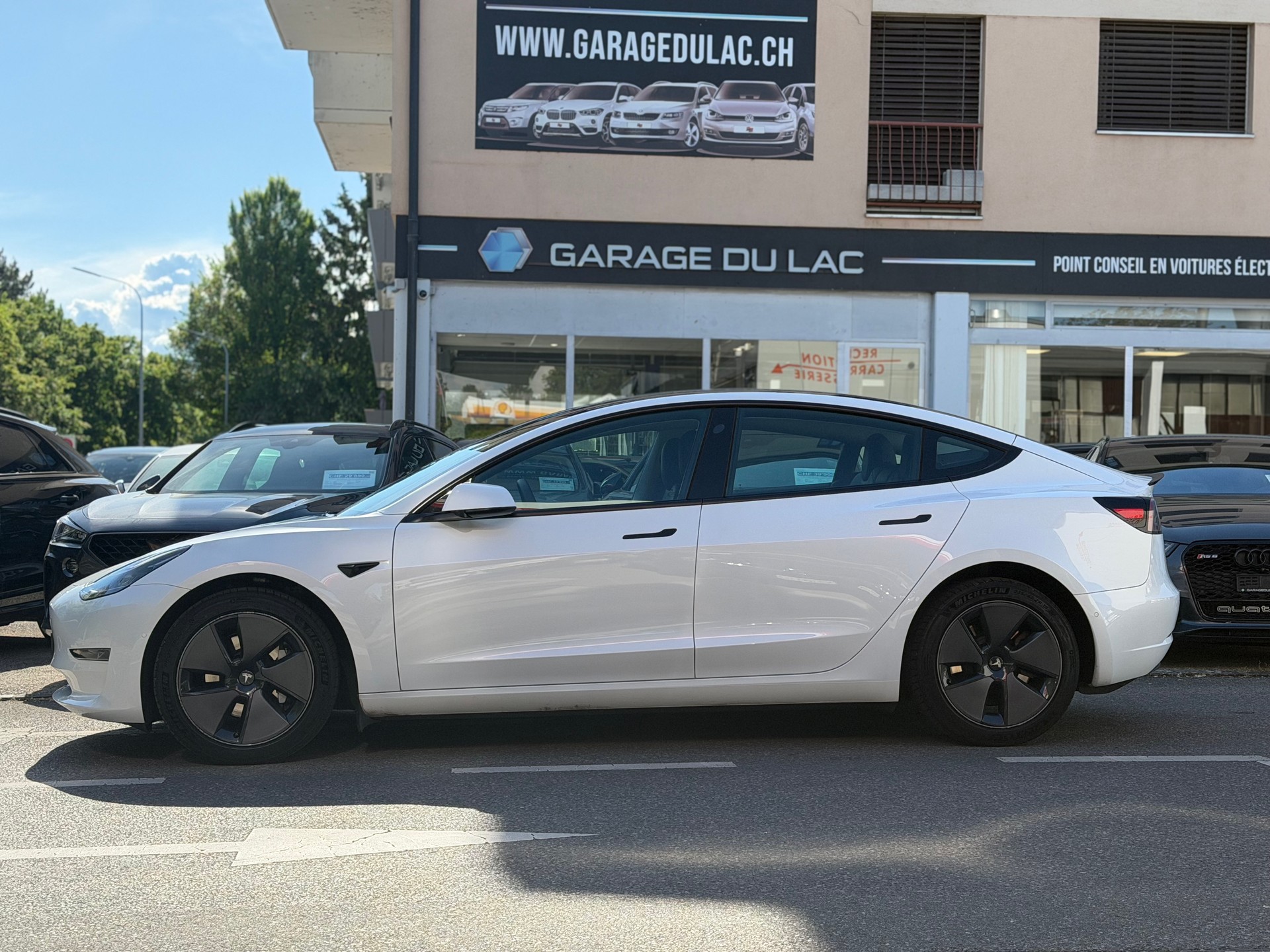 TESLA Model 3 Long Range Dual Motor AWD-showroom-element-3