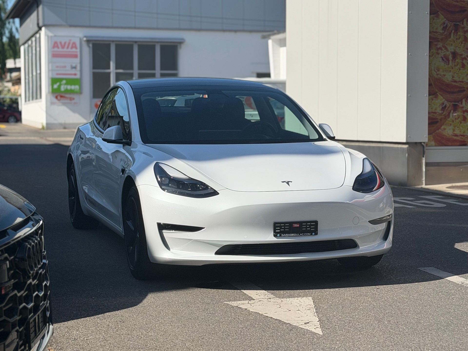 TESLA Model 3 Long Range Dual Motor AWD-showroom-element-2