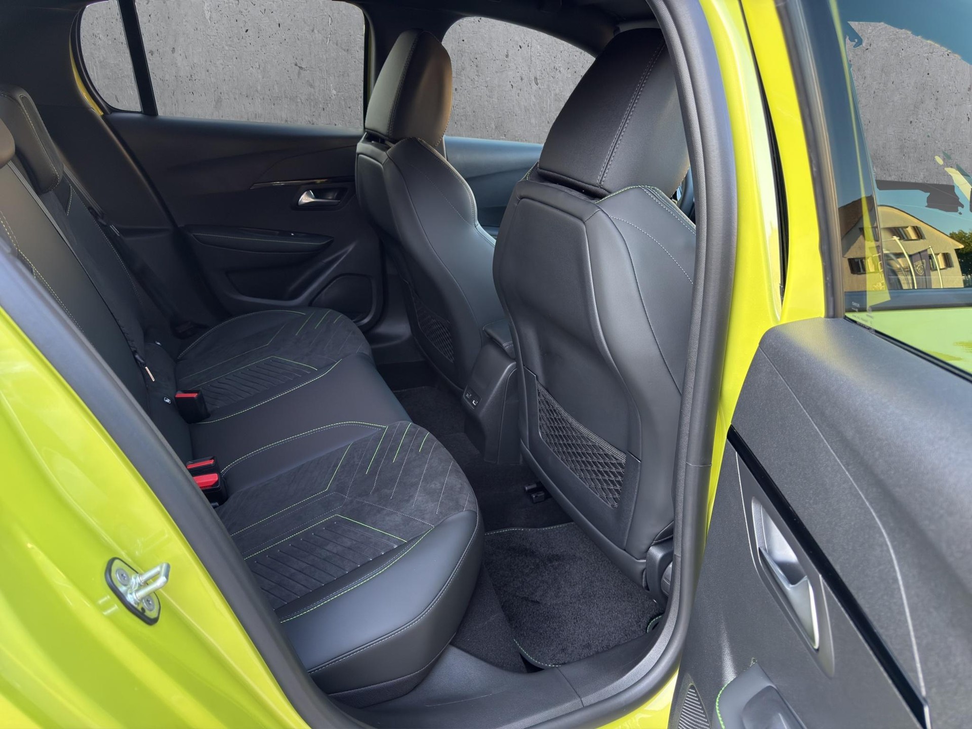 PEUGEOT 208 1.2 Hybrid 145 GT-image-16