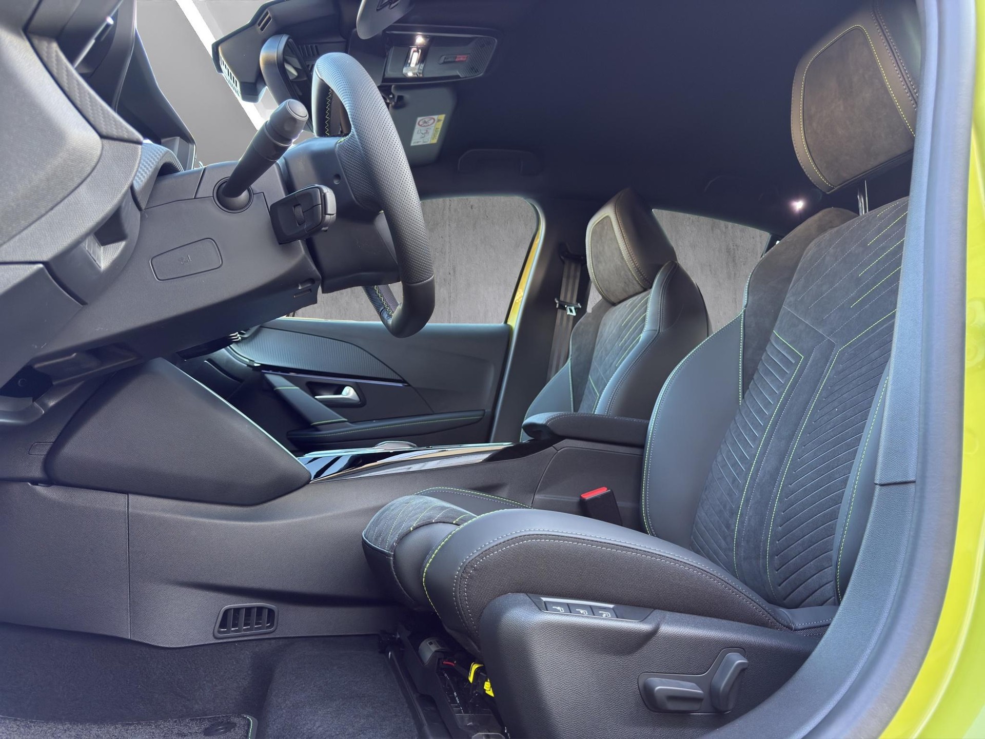 PEUGEOT 208 1.2 Hybrid 145 GT-image-9
