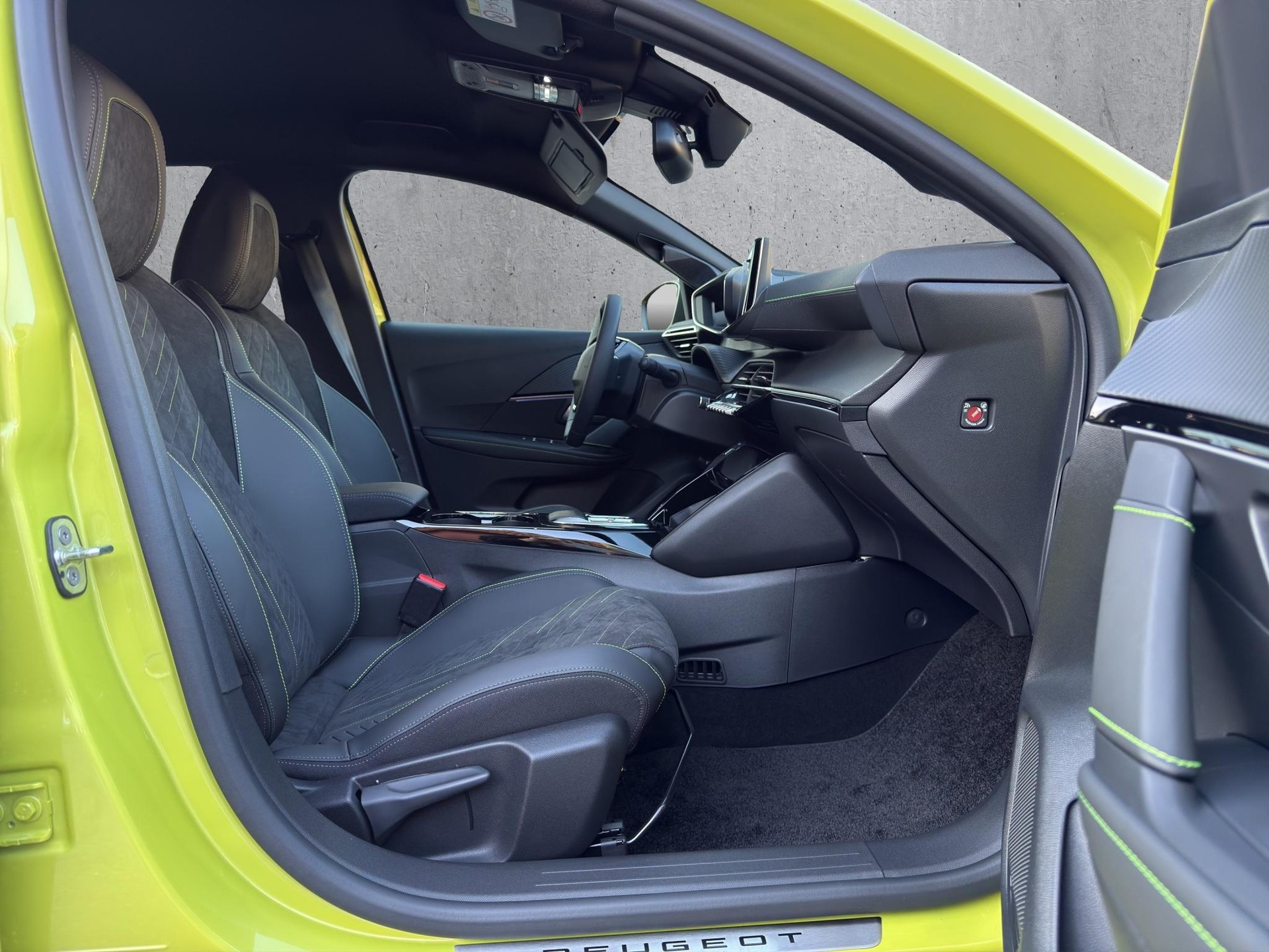 PEUGEOT 208 1.2 Hybrid 145 GT-image-17