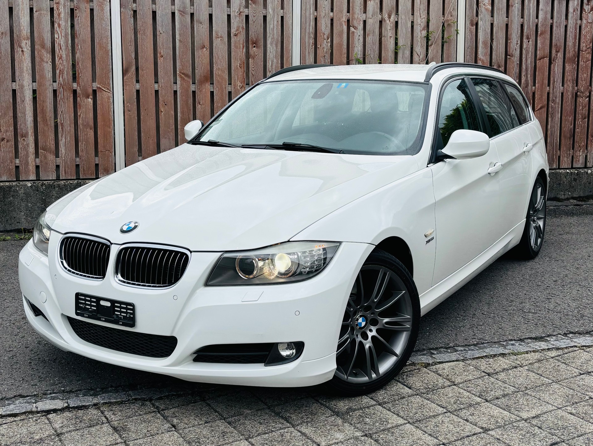 BMW 330d xDrive-image-1