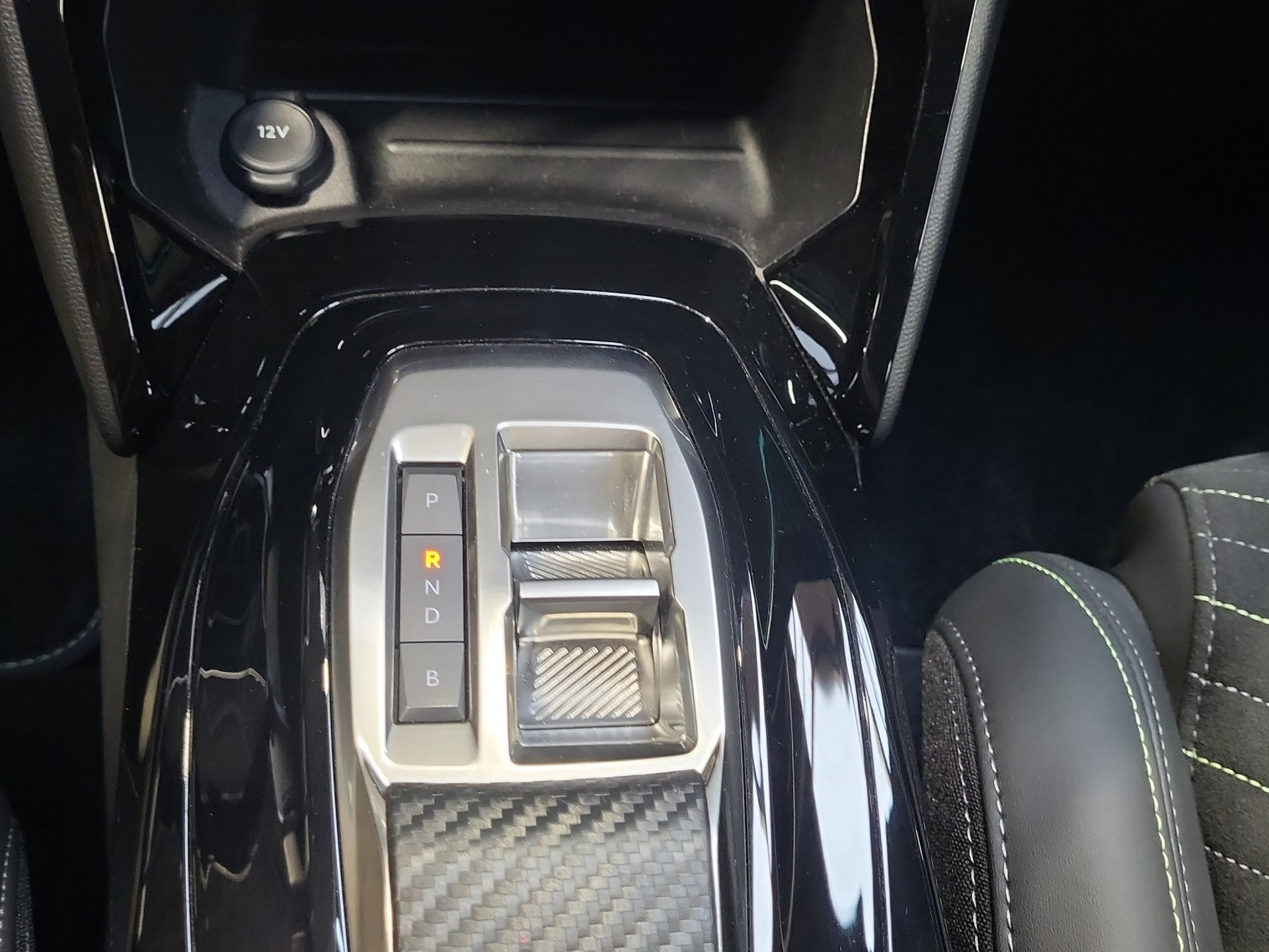 PEUGEOT 208 e-GT-image-9