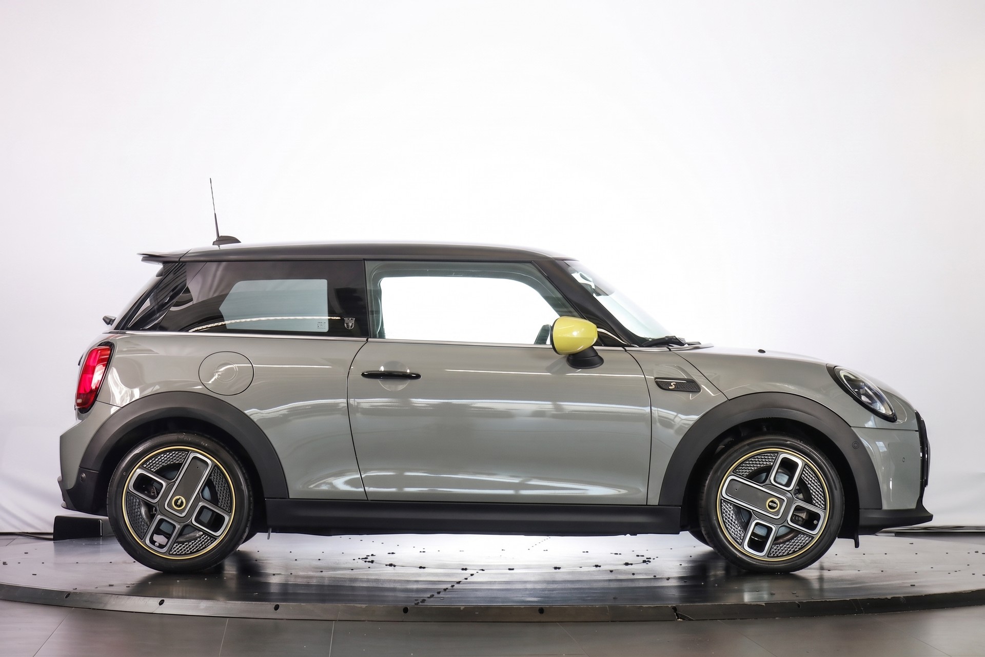 MINI Cooper SE-image-3