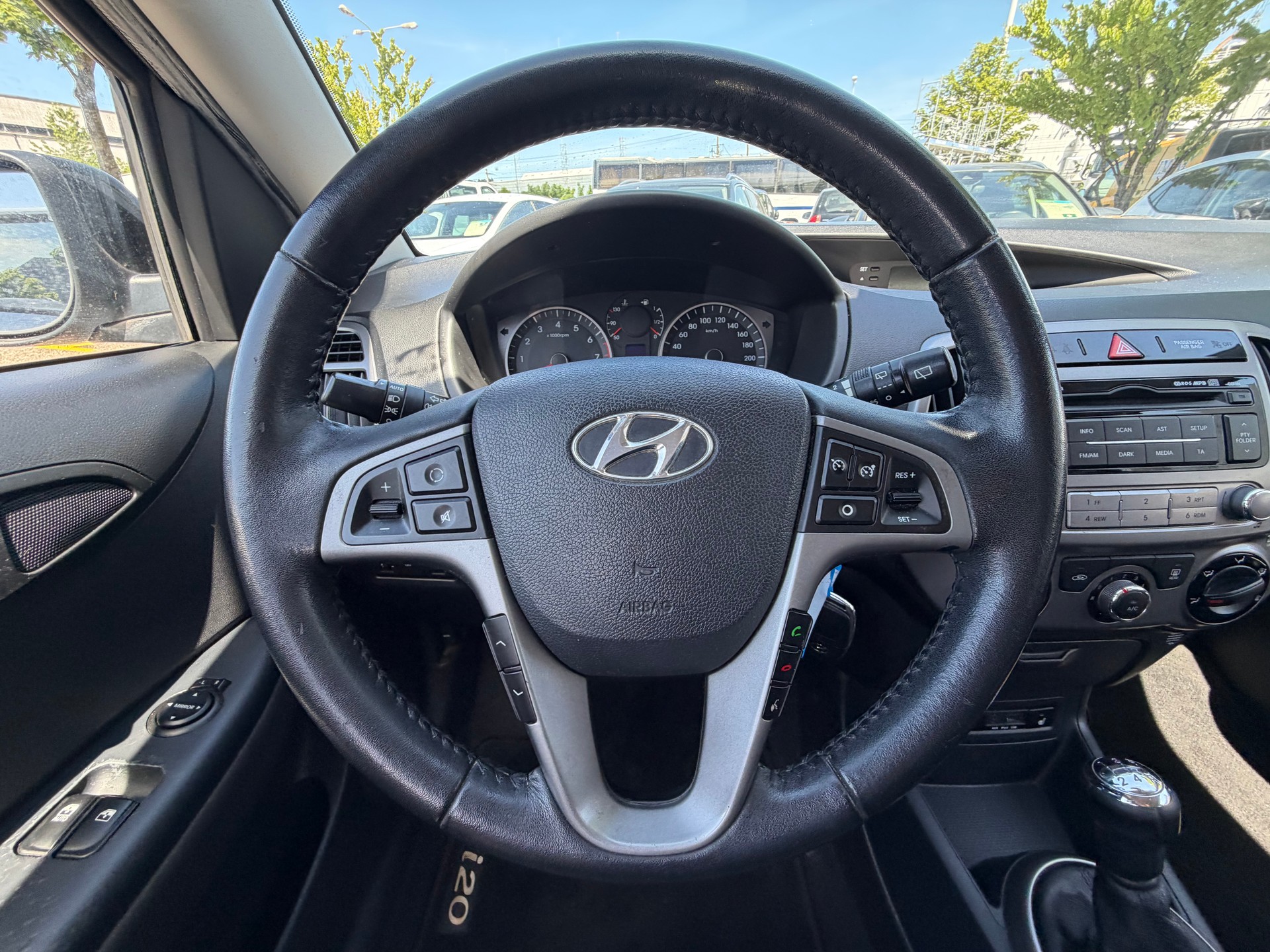 HYUNDAI i20 1.2 **TOP PREIS**-image-11
