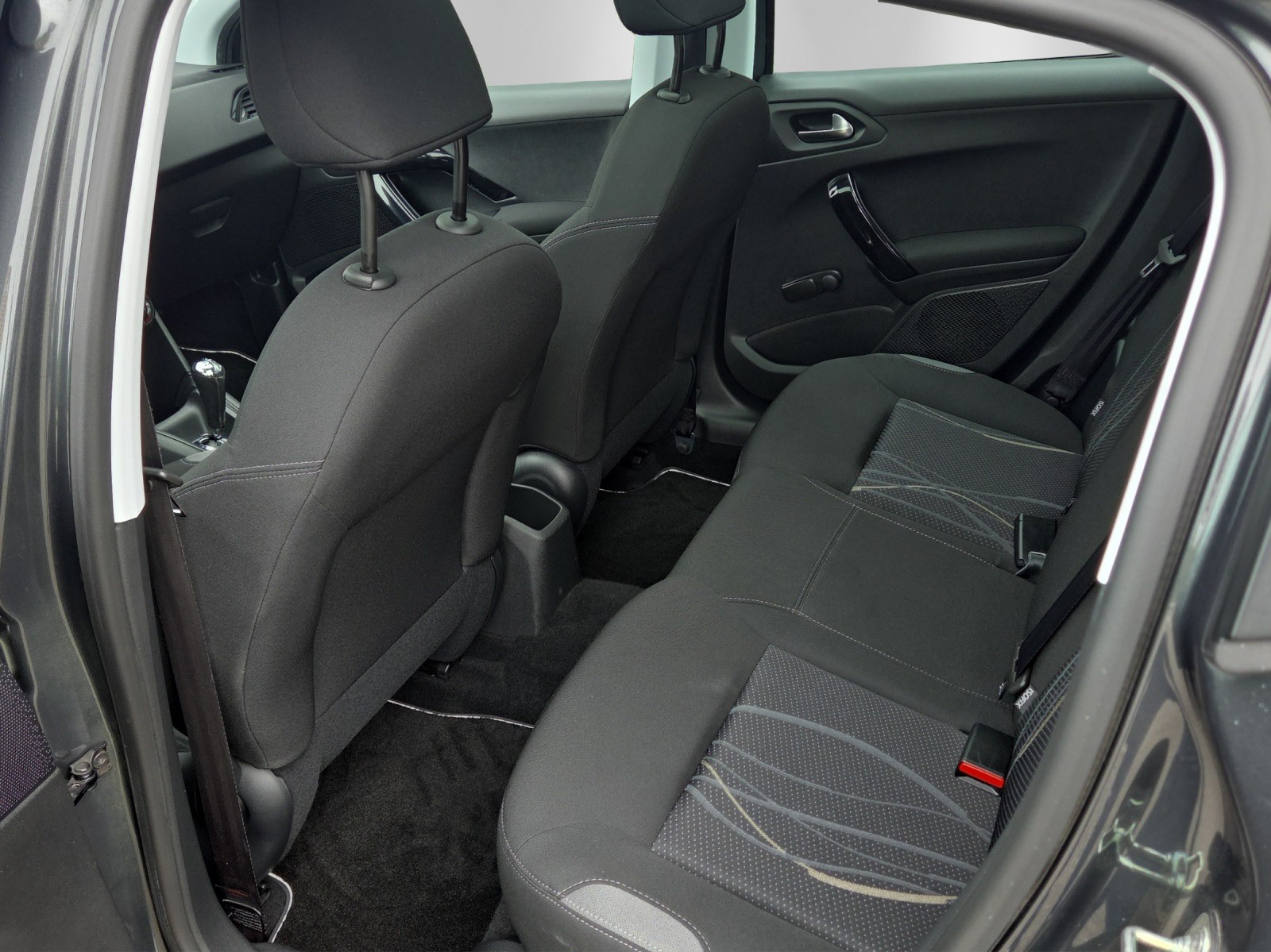PEUGEOT 208 1.2 e-VTI Active EGS5-image-10