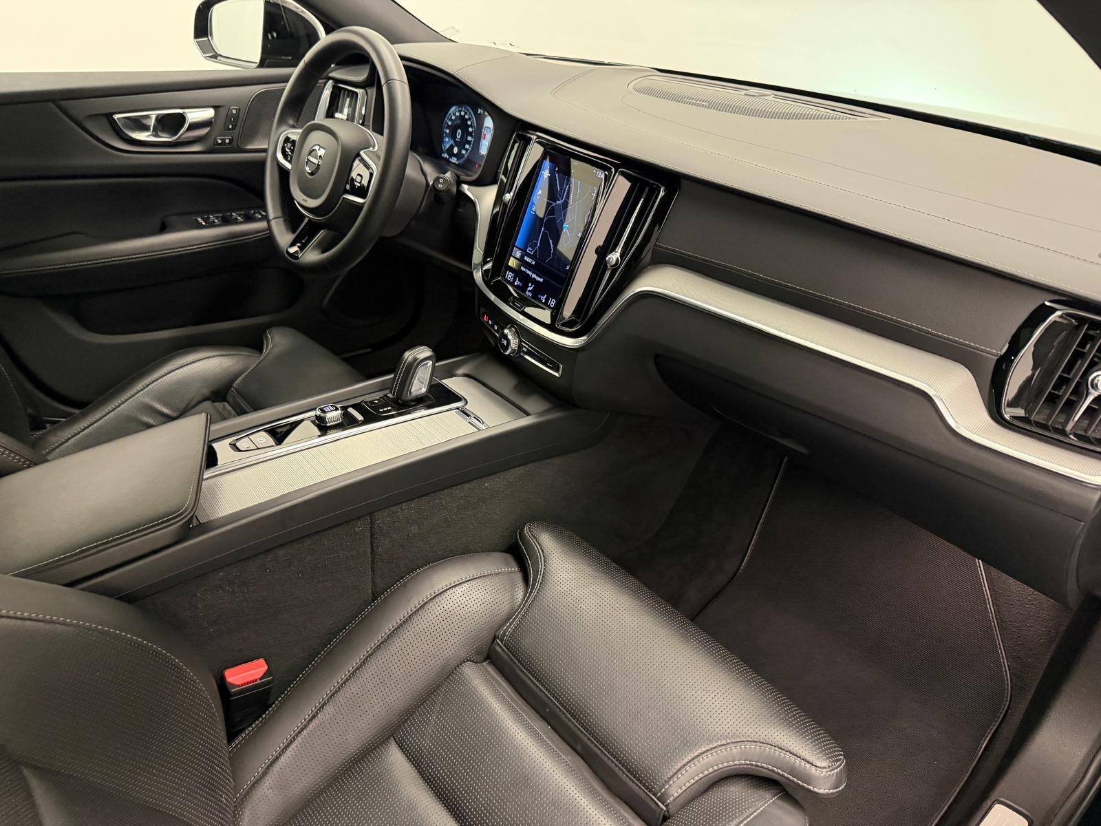 VOLVO V60 2.0 B5 R-Design AWD-image-10