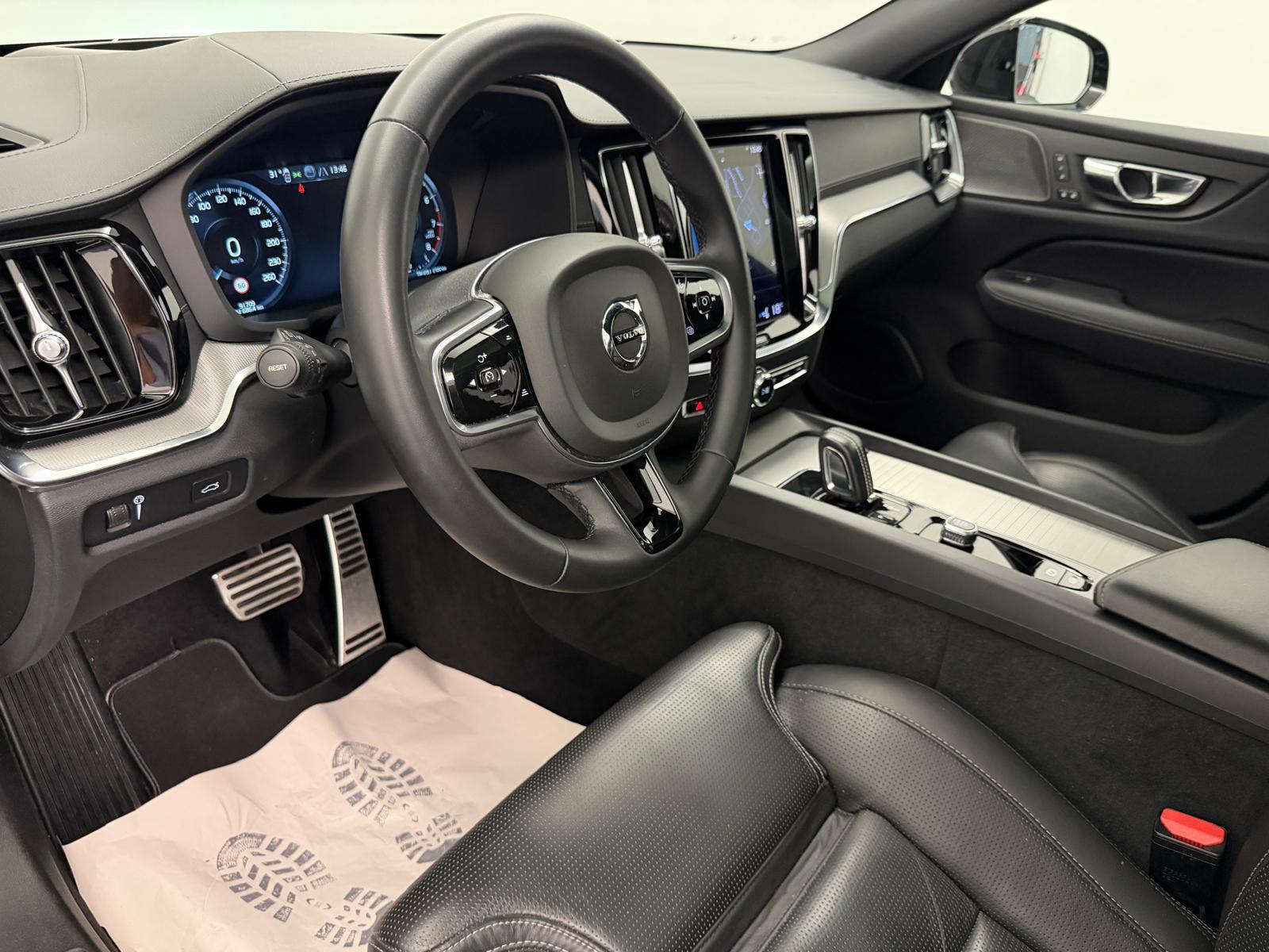 VOLVO V60 2.0 B5 R-Design AWD-image-9