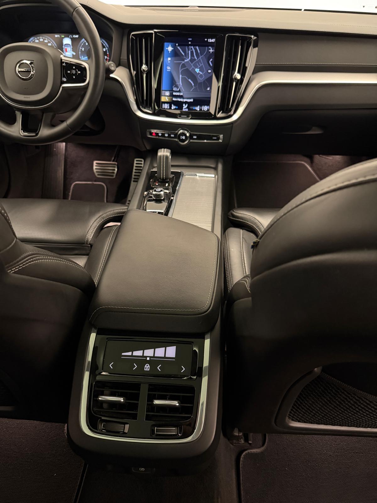 VOLVO V60 2.0 B5 R-Design AWD-image-13