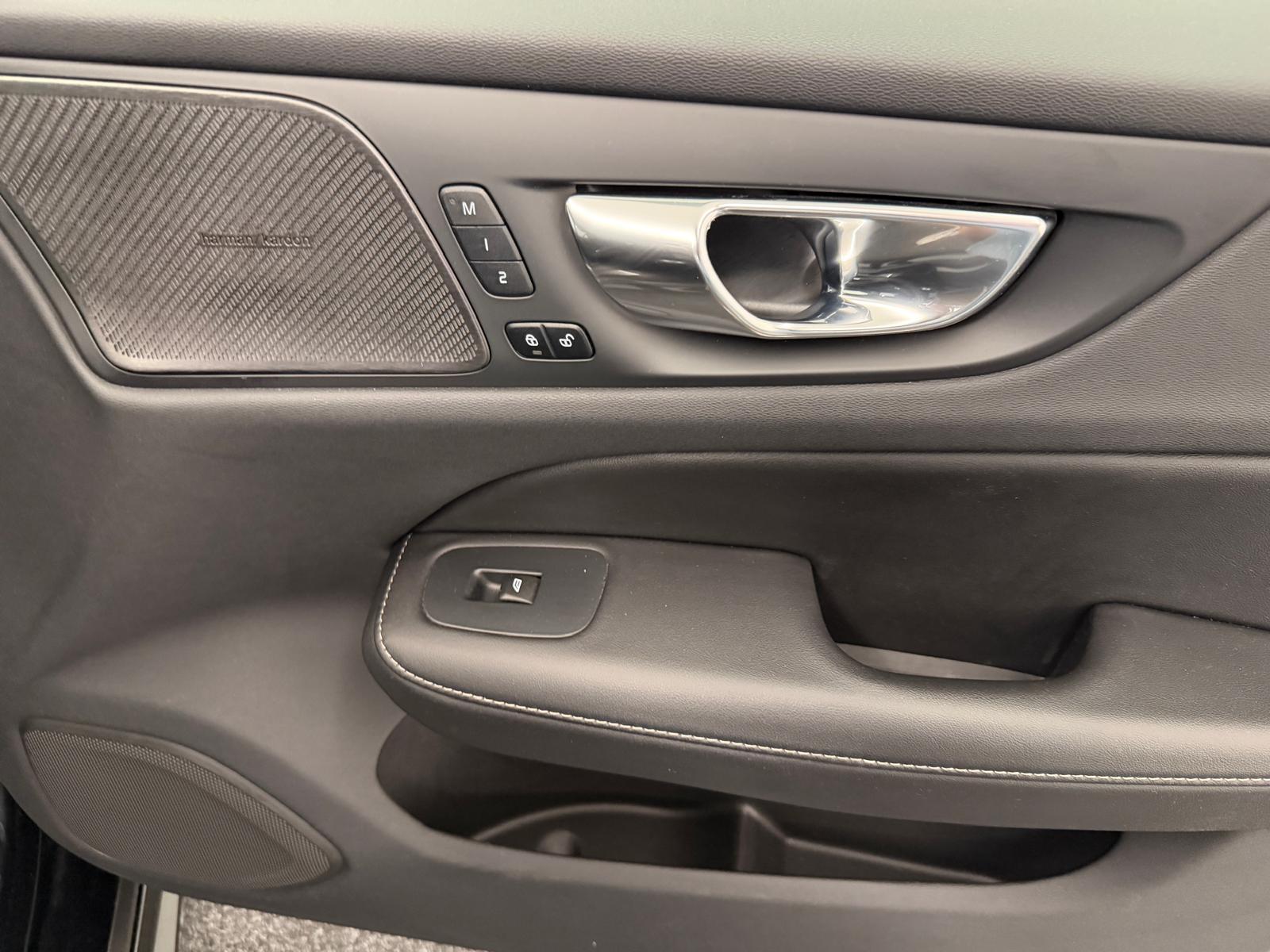 VOLVO V60 2.0 B5 R-Design AWD-image-16