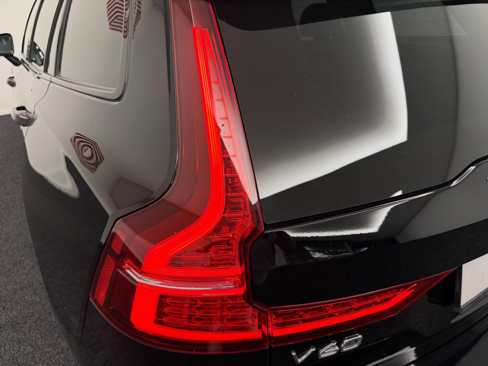 VOLVO V60 2.0 B5 R-Design AWD-image-8