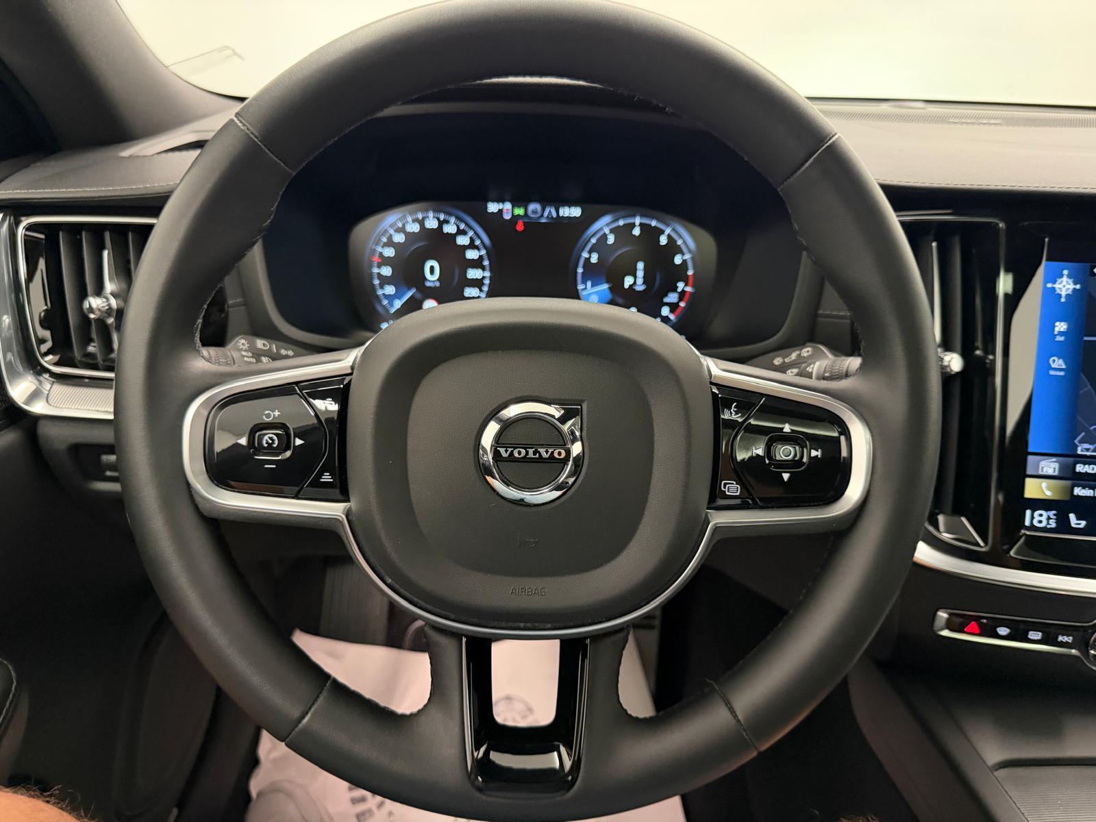 VOLVO V60 2.0 B5 R-Design AWD-image-19