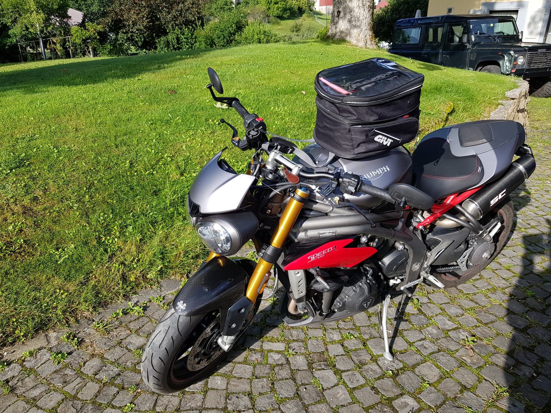 TRIUMPH Speed Triple R 1050 ABS-image-2