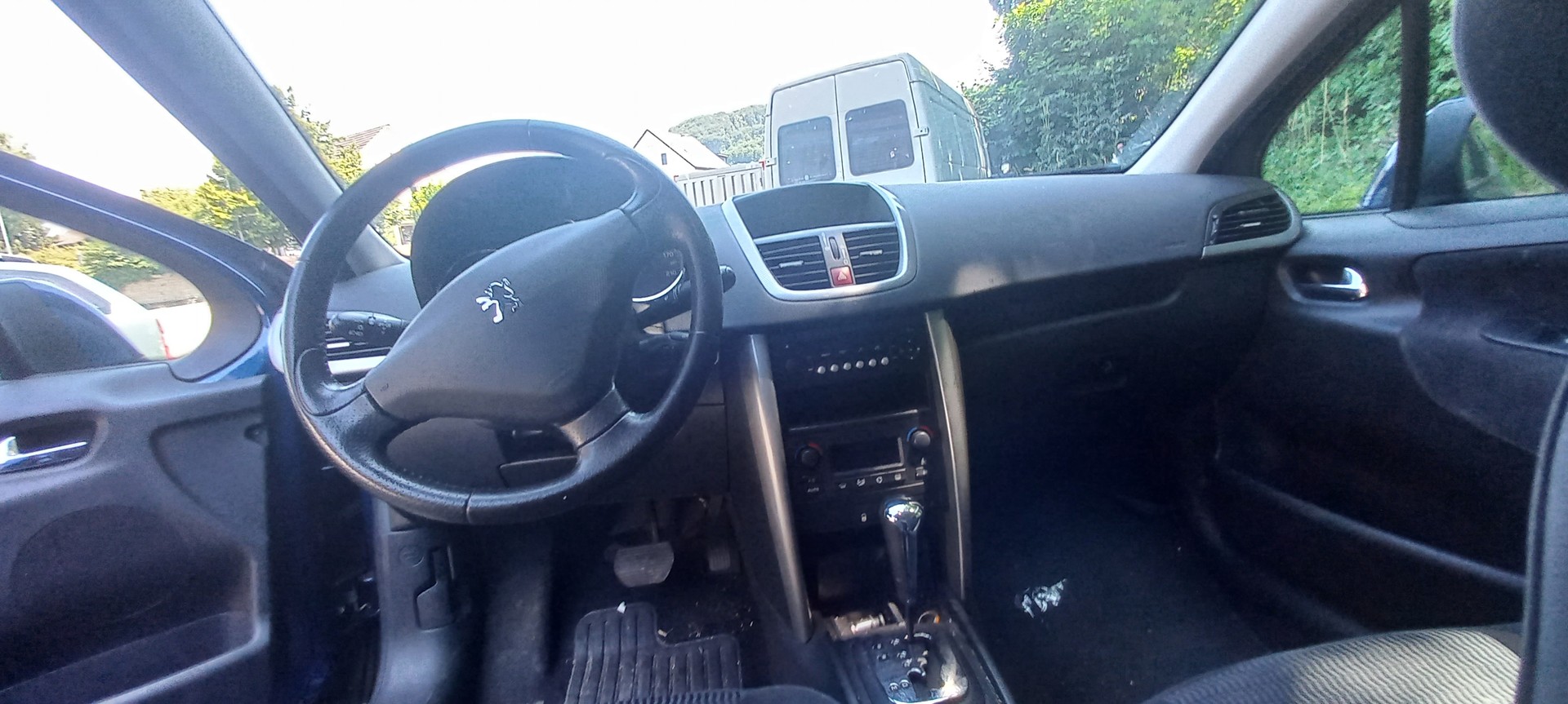 PEUGEOT 207 1.6 16V XT Premium Automatic-image-6
