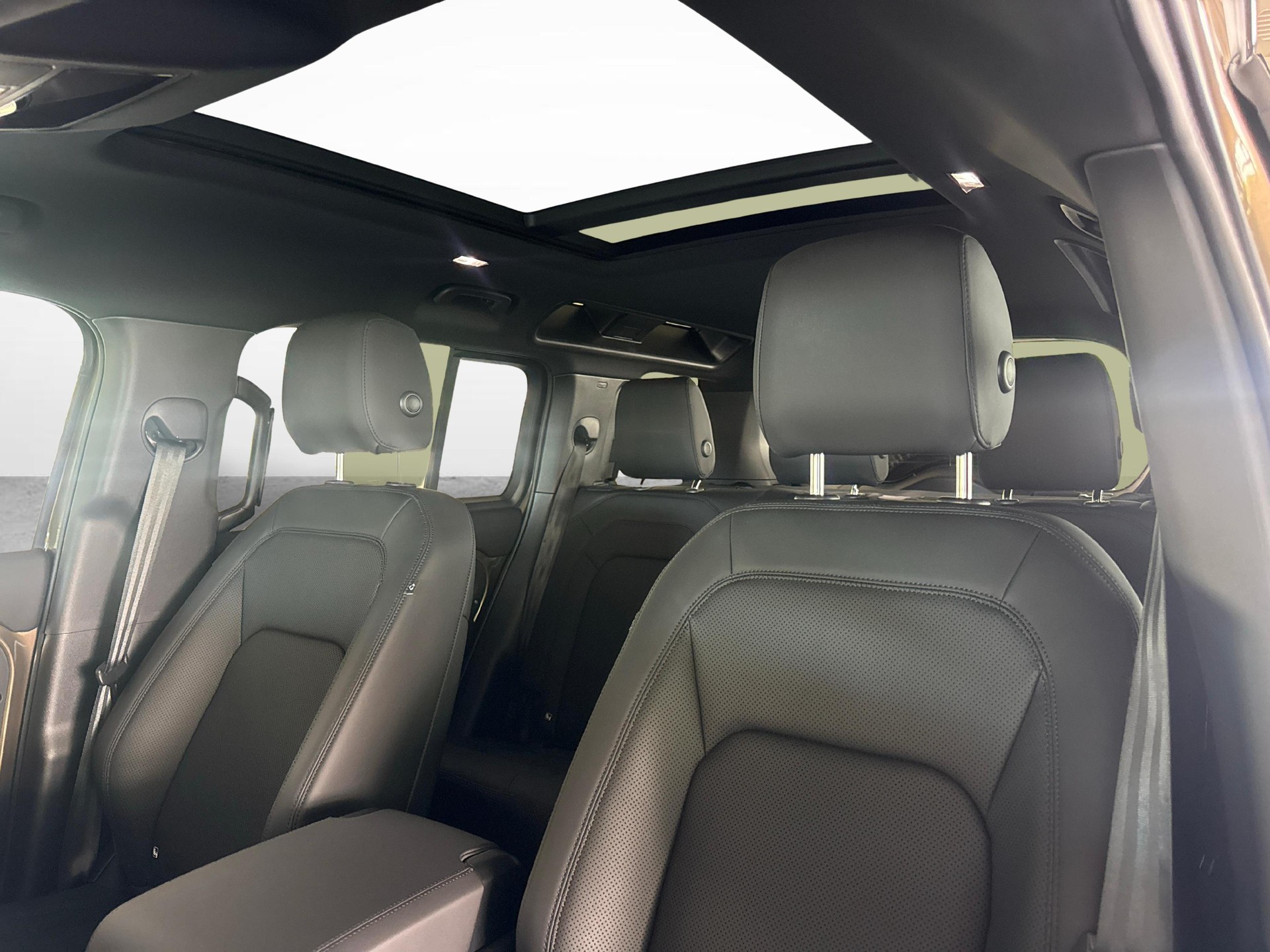 LAND ROVER Defender 110 3.0 D I6 250 X-Dynamic SE-image-13