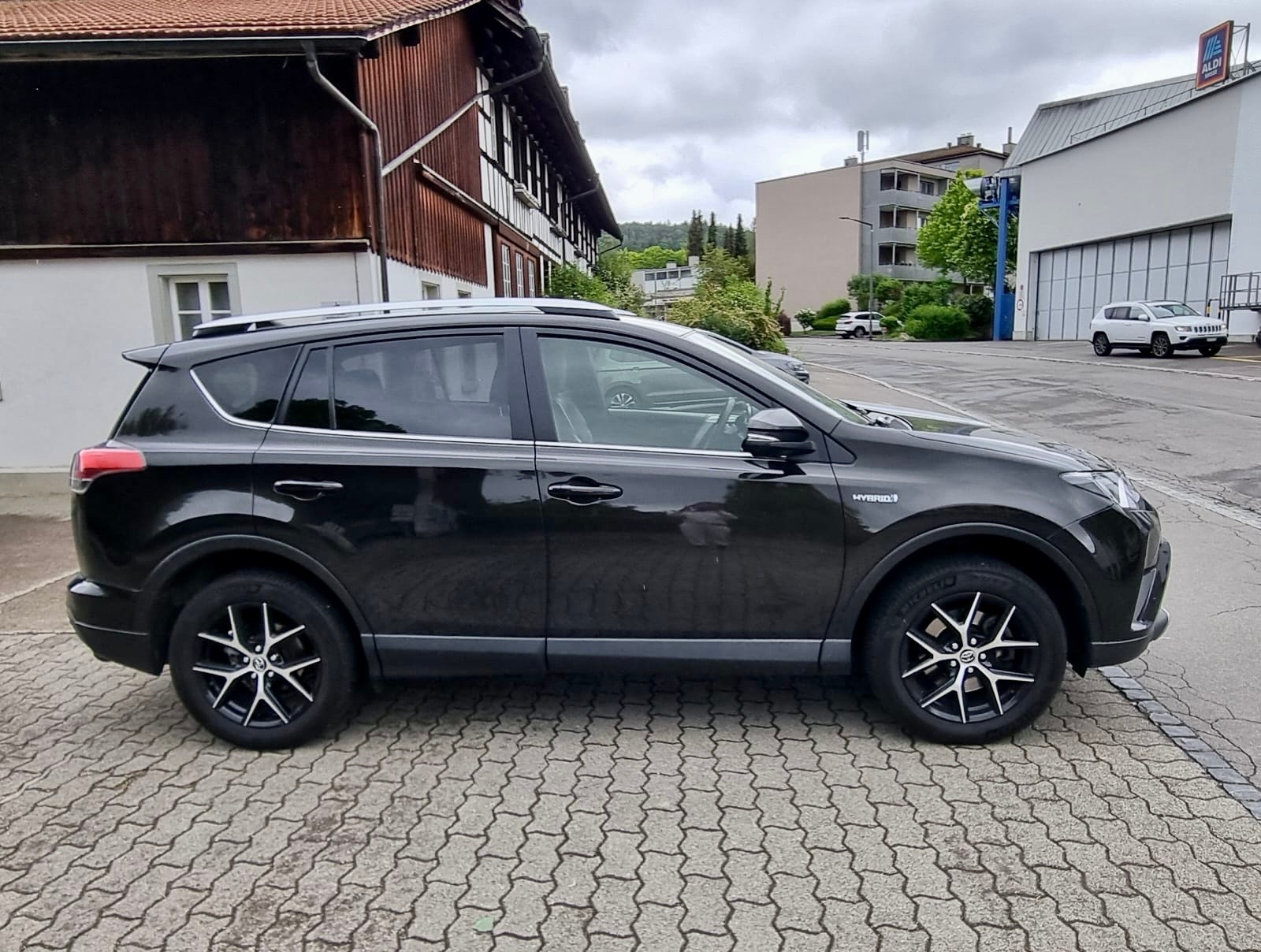 TOYOTA RAV-4-image-1